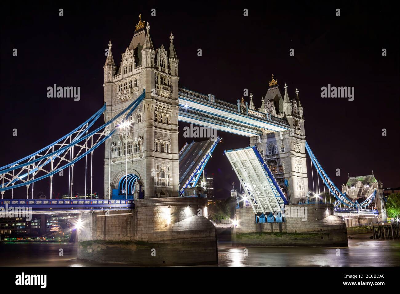 Tower Bridge an der Themse in London England bei Nacht mit seiner Zugbrücke öffnen eine beliebte Architektur Tourismus Reiseziel Lage in der Stockfoto