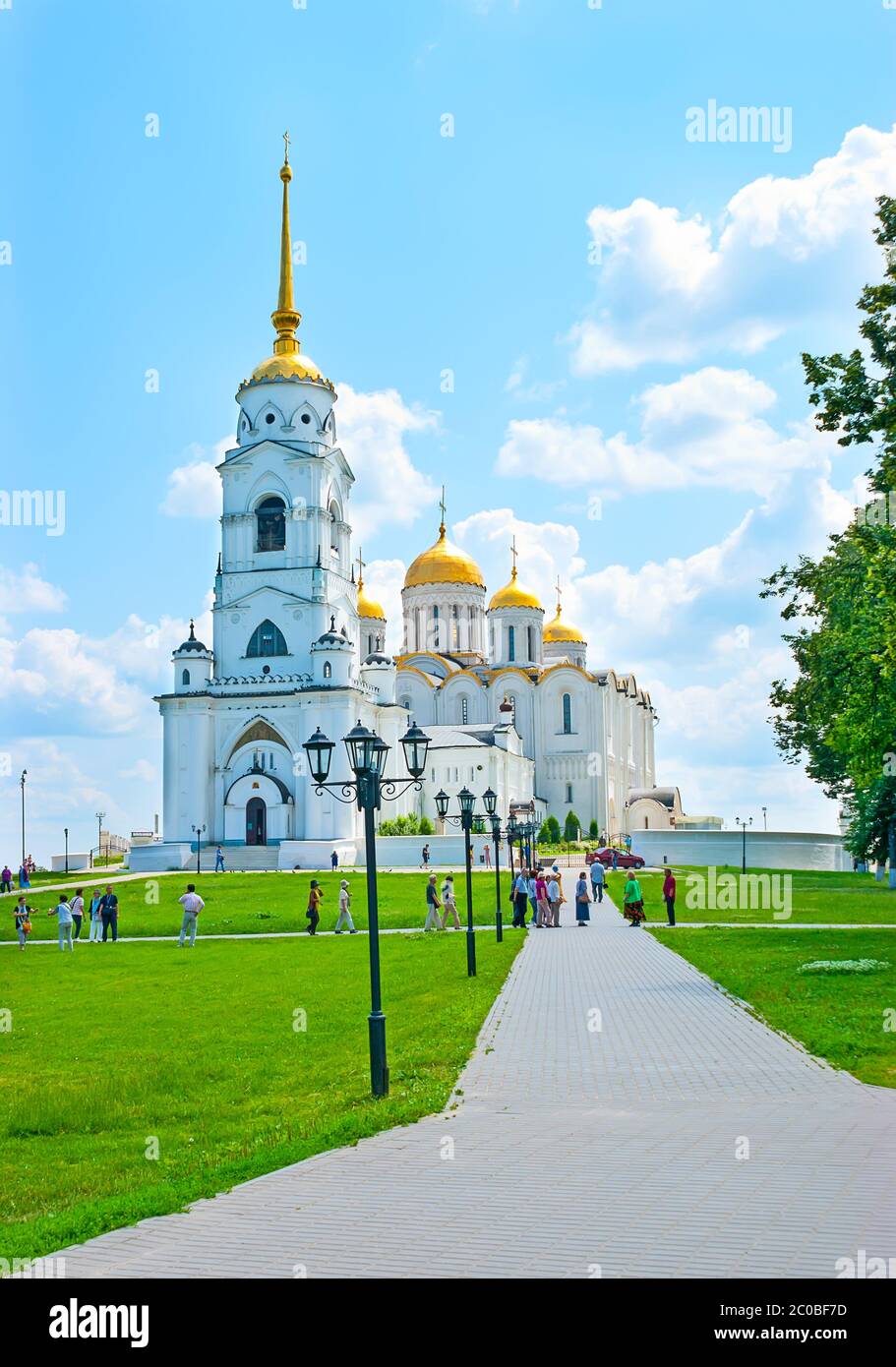 VLADIMIR, RUSSLAND - 30. JUNI 2013: Die prächtige Fassade der weißen Dormition Kathedrale mit hohen Glockenturm, goldenen Kuppeln und Turm, am 30. Juni in Vlad Stockfoto