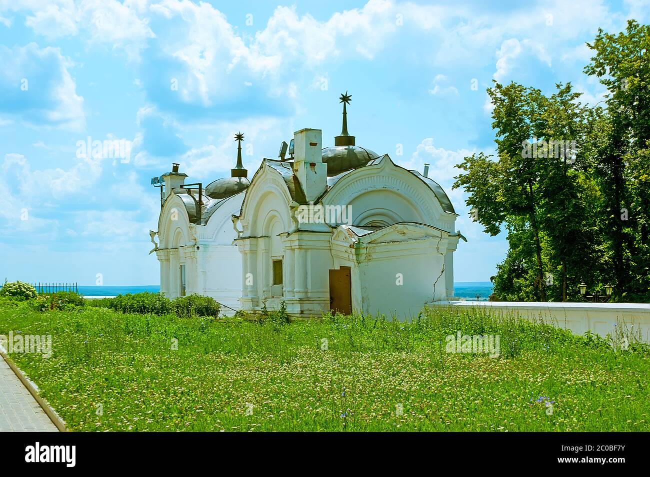 Die kleinen Gebäude, die sich in der Kathedrale von Dormition befinden und mit Sternen auf den Türmen, kleinen Kuppeln und geschnitzten Wänden geschmückt sind, Wladimir, Russland Stockfoto