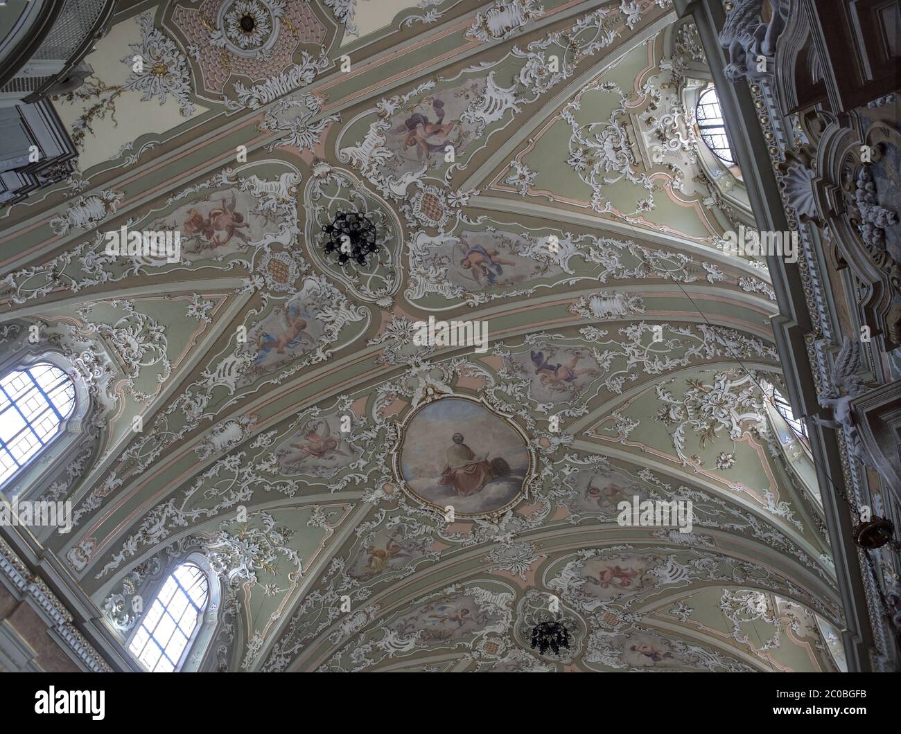 Rovereto Trentino Alto Adige Italia Italien. Der Innenraum der Kirche San Marco - St. Mark Kirche. Detail der Deckendekoration. Stockfoto