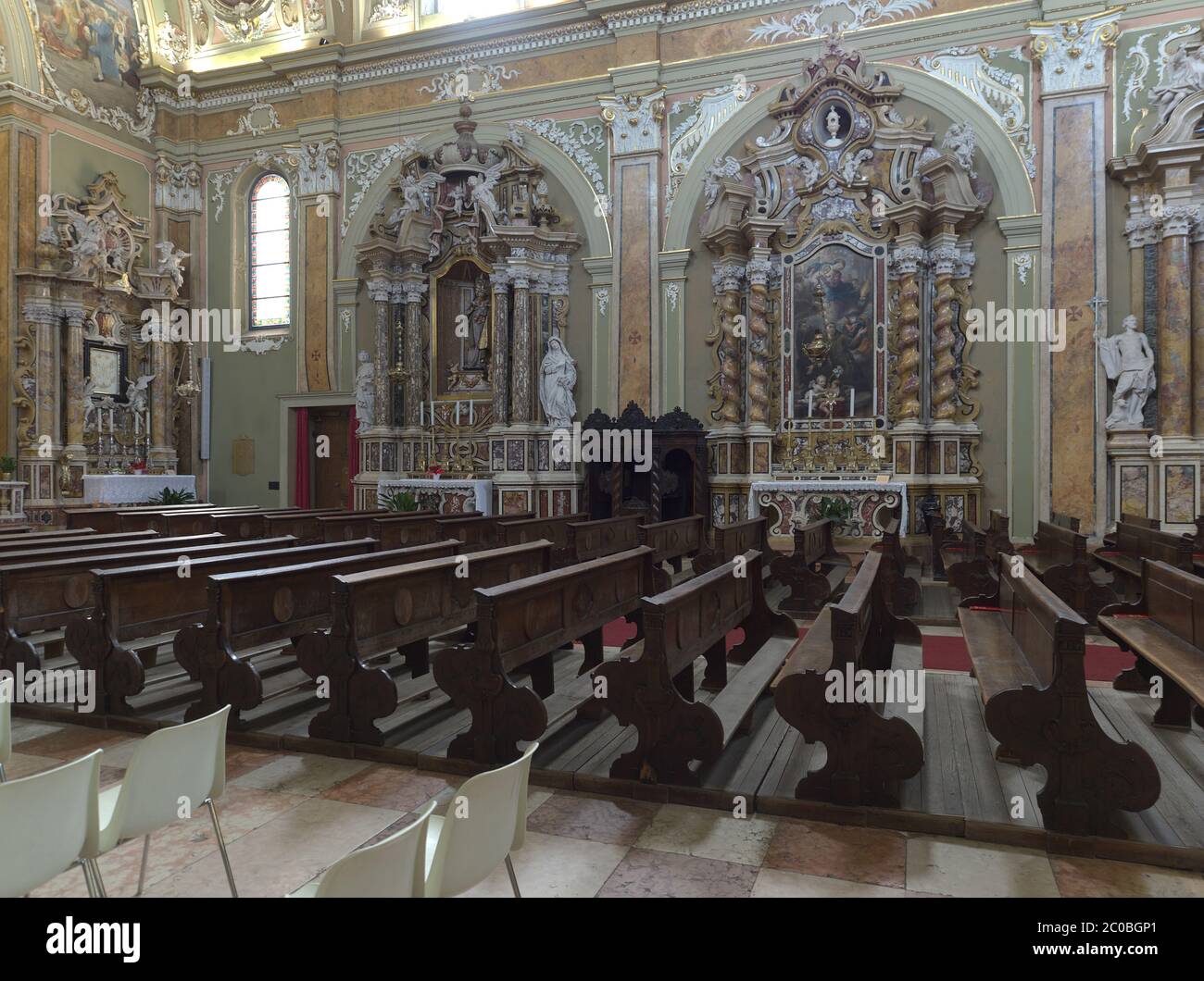 Rovereto Trentino Alto Adige Italia Italien. Kirche von San Marco Innenraum. Blick auf die Altäre von Santissimo Rosario (heiligste Rosenkranz), Sant'Antonio ( Stockfoto