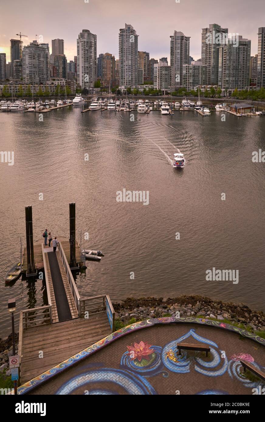 False Creek Yaletown Fähre. Eine Pendlerfähre nähert sich einem Dock in False Creek. Vancouver, British Columbia, Kanada. Stockfoto