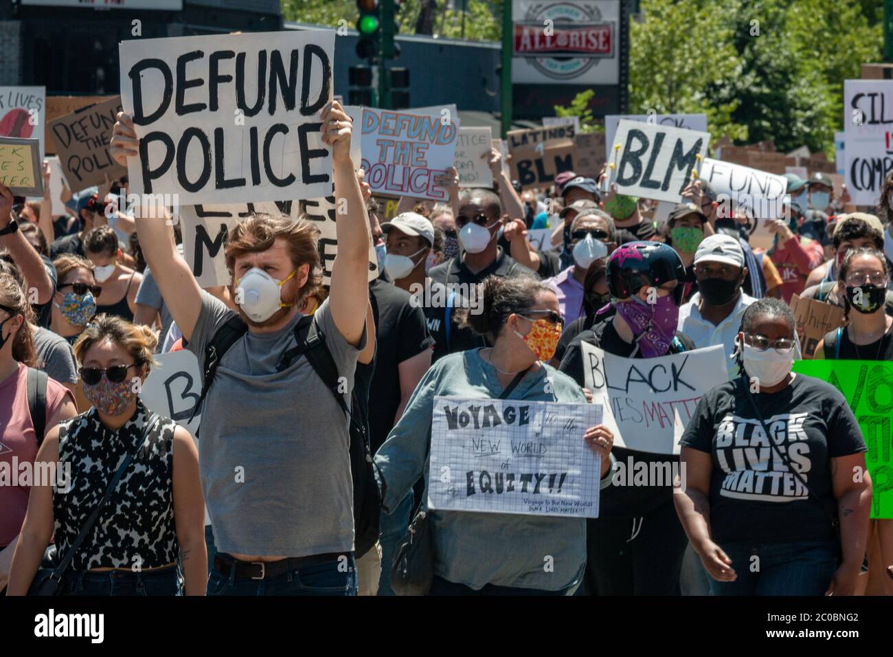 Die Marschierenden für "Black Lives Matter" in Chicago begannen mit einer riesigen Kundgebung im Union Park auf der nahen Westseite, bevor sie auf der Ashland Avenue in Richtung Norden und dann auf der Division Street in Richtung Westen fuhren. Die Schätzungen der insgesamt friedlichen Menge reichten von 20,000 bis 30,000 Demonstranten. Die Kundgebung und der marsch wurden in vier Tagen von der Gruppe 'Activate:Chi' organisiert, nach der Tötung von George Floyd durch Minneapolis Polizei. Diese Marschers sind auf Ashland Avenue. Stockfoto