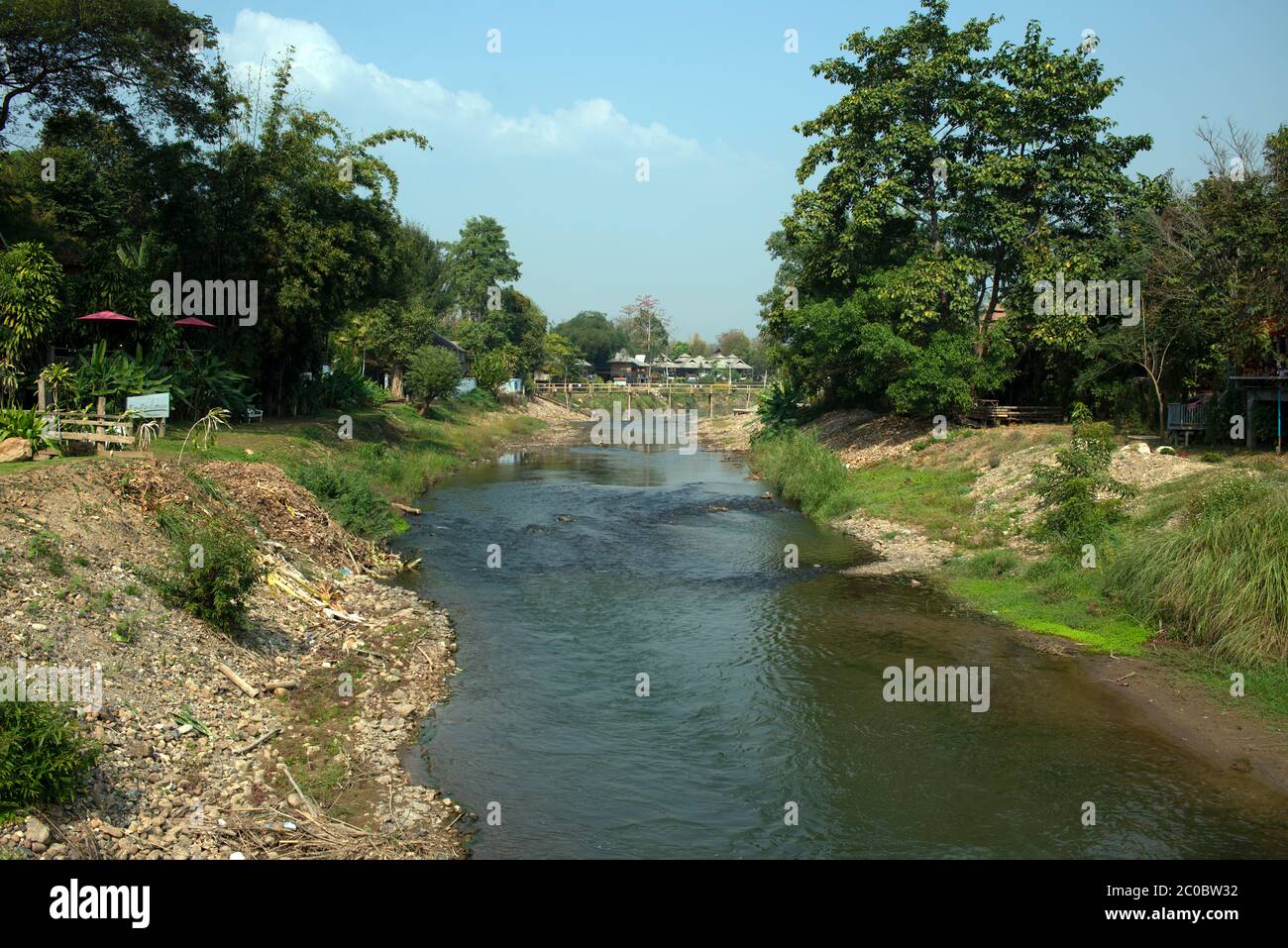 Die kleine Stadt Pai im Norden Thailands, am gleichnamigen Fluss, ist ein beliebtes Ziel und Enklave für westliche Hippies und Rucksacktouristen. Stockfoto