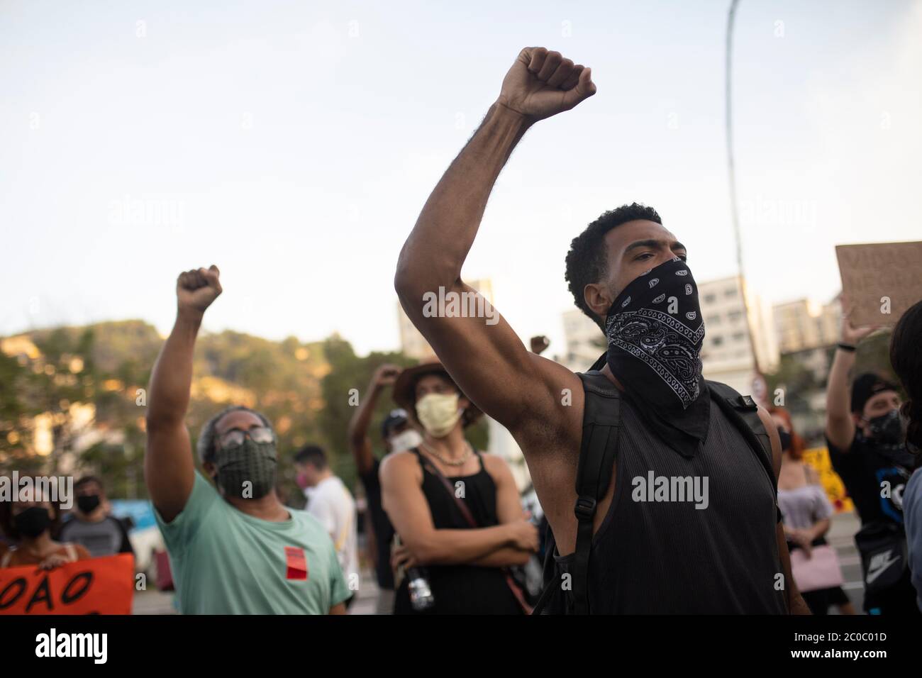 Niteroi, Rio de Janeiro, Brasilien. Juni 2020. Protestierende gingen während der Covid-Pandemik19 in der Innenstadt von NitreÃ³i, Stadt in der Metropolregion Rio de Janeiro, auf die Straße, denn die Black Lives Matters Aktion, aus Protest gegen den Rassismus und den Tod von Schwarzen durch Polizeigewalt, an diesem Donnerstagnachmittag Quelle: Fernando Souza/ZUMA Wire/Alamy Live News Stockfoto