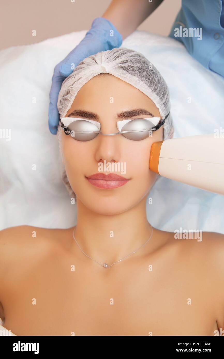 Anti-Aging-Verfahren. Hautpflegekonzept. Frau, die Gesichtsbehandlung, Pigmentierung in kosmetischen Klinik zu entfernen. Intensives gepulstes Licht Stockfoto
