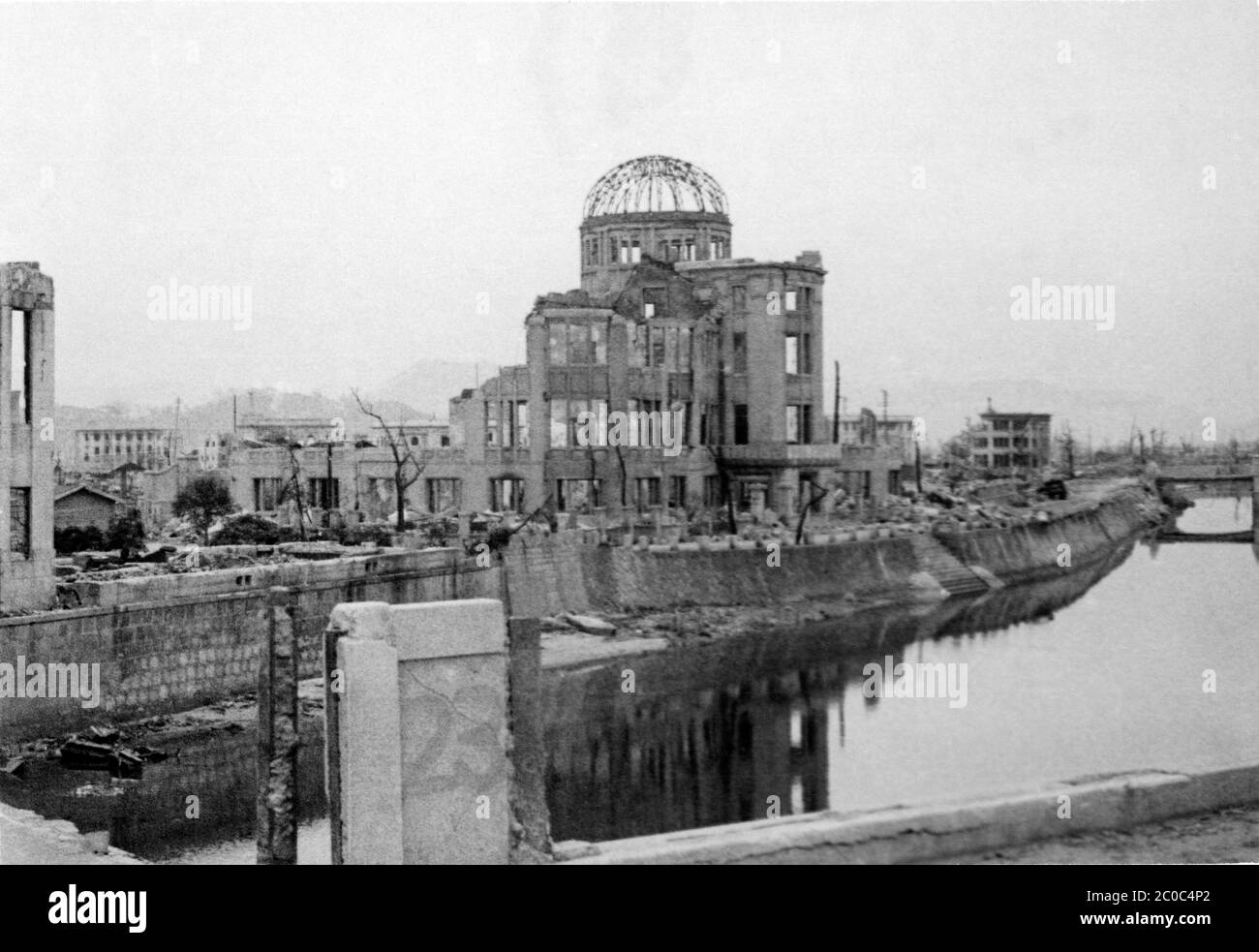 [ 1945 Japan - Atombombenabwurf auf Hiroshima ] - Archivfoto der US-Militärs von den Nachwirkungen der Atombombenabwürfe auf Hiroshima, ca. 1945 (Showa 20). Dieses Gebäude ist heute als Atombombendom bekannt. Die Atomexplosion vom 6. August 1945 (Showa 20), die Hiroshima verwüstete, fand fast direkt über dem Gebäude Platz. Heute ist es ein wichtiges Friedensdenkmal in Hiroshima und wurde im Dezember 1996 auf die UNESCO-Welterbeliste aufgenommen (Heisei 8). Warnung: Klar, aber etwas unscharf. Silberdruck mit Vintage-Gelatine aus dem 20. Jahrhundert. Stockfoto