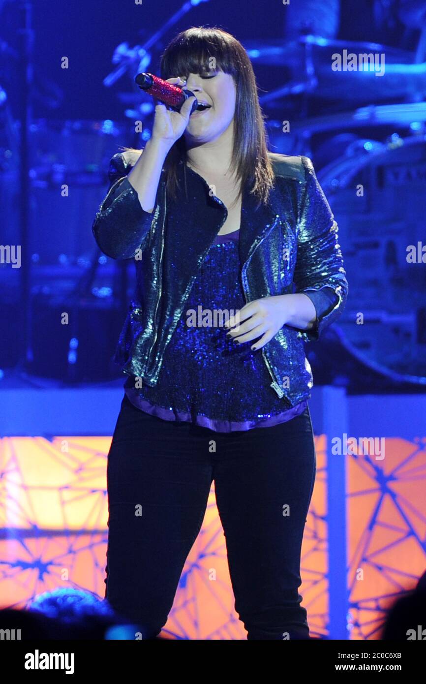 HOLLYWOOD FL - FEBRUAR 16 : ein übergewichtiger aussehender Kelly Clarkson tritt bei Hard Rock live im Seminole Hard Rock Hotel & Casino auf. Kelly Brianne Clarkson (* 24. April 1982 in England) ist eine amerikanische Sängerin, Songwriterin und gelegentliche Schauspielerin. Clarkson kam in den Vordergrund, nachdem er der Gewinner der Eröffnungssaison der Fernsehserie American Idol: The Search for a Superstar in 2002 und würde später der zweite in der TV-Special World Idol in 2003. Am 16. Februar 2012 in Hollywood, Florida. Personen: Kelly Clarkson Stockfoto