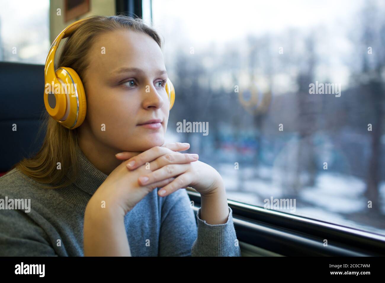 Anreise mit der Bahn mit Lieblingsmusik Frau Stockfoto