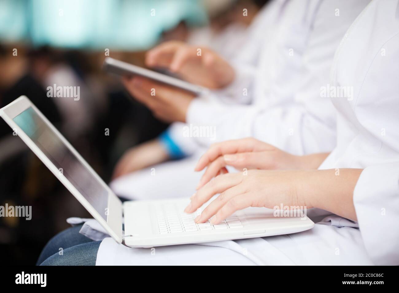 Ärzte mit Laptop und Pad auf der Konferenz Stockfoto