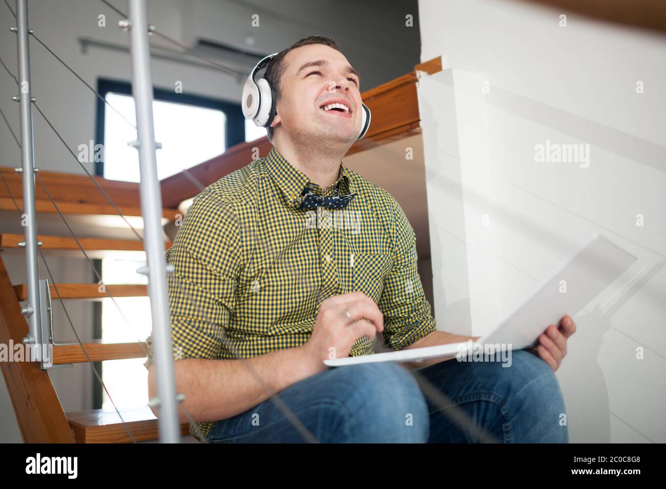 Aufgeregt Hipster Mann Entspannung mit Musik und laptop Stockfoto