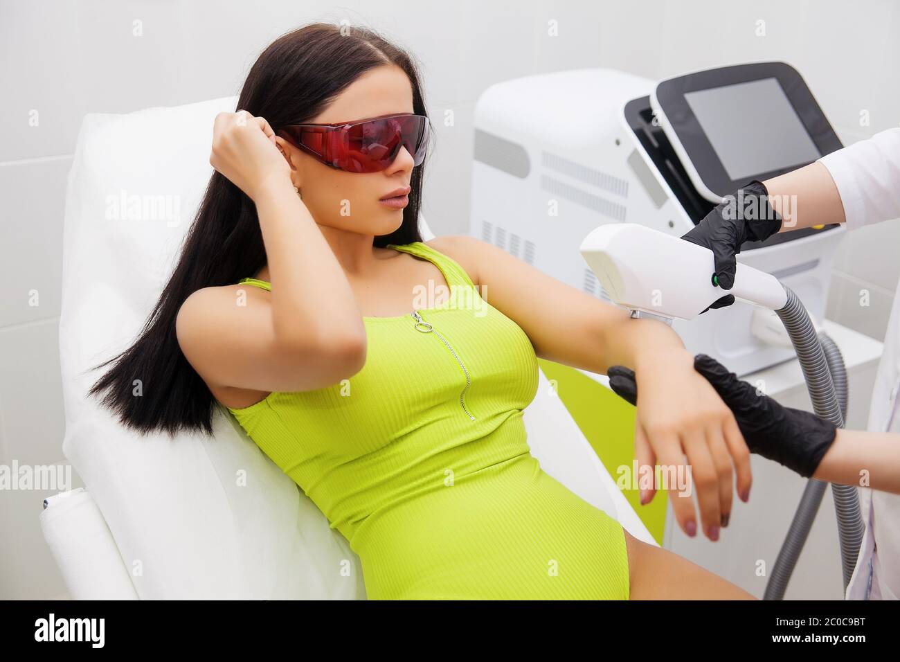 Laser-Epilation und Kosmetologie im Schönheitssalon. Haarentfernung. Laser-Epilation, Kosmetologie, Spa und Haarentfernung Konzept. Wunderschöner Brunet Stockfoto