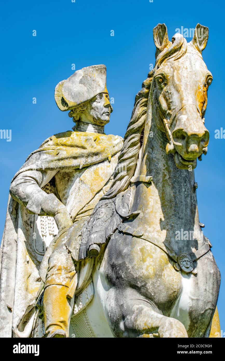 Sehr alte Statue des preußischen Königs Friedrich des Großen mit Moos und Flechten bedeckt, Potsdam, Deutschland, Details, Nahaufnahme Stockfoto