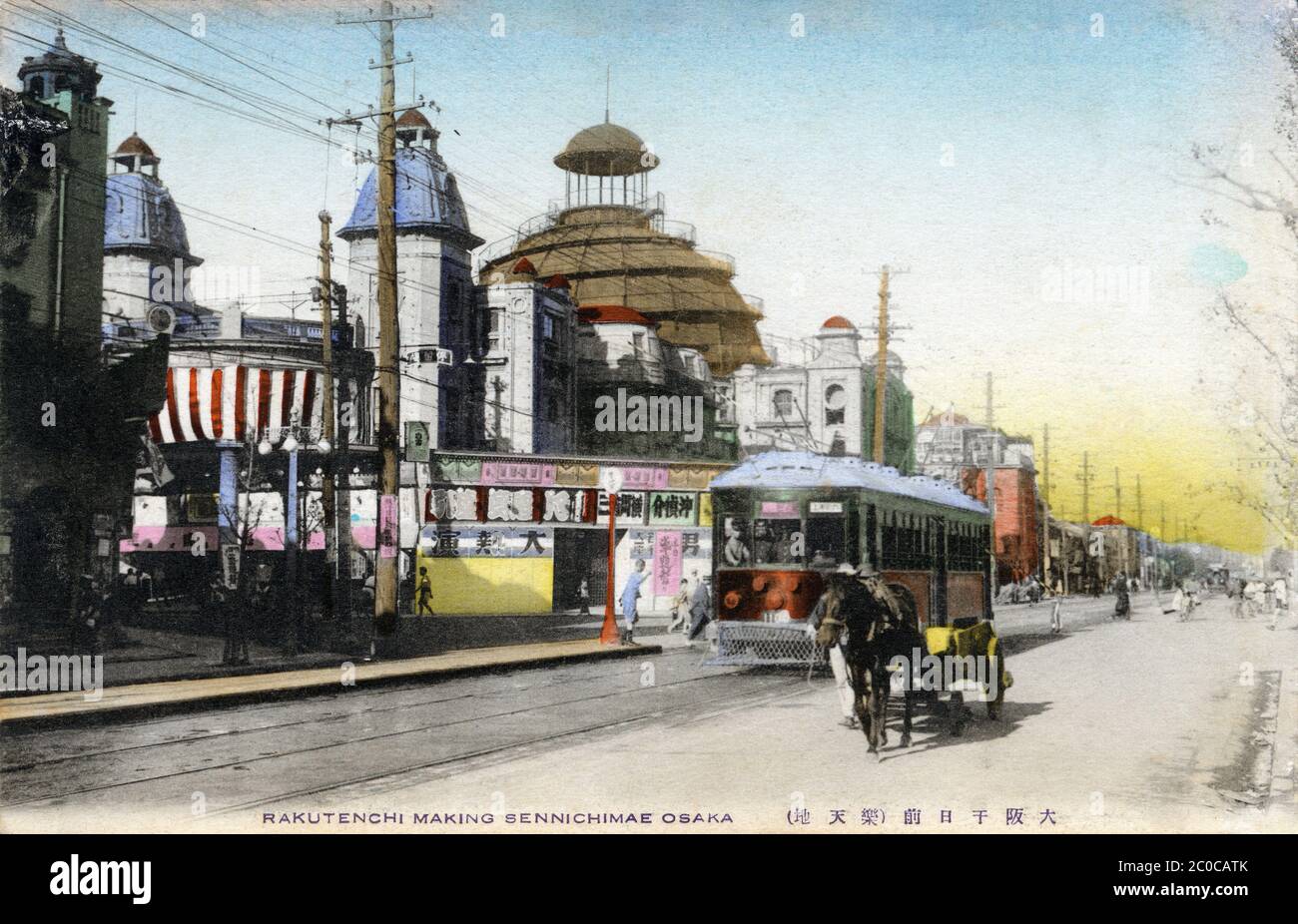 [ 1910er Japan - Osaka Entertainment Centre ] - EINE Straßenbahn fährt vor Rakutenchi, einem Vergnügungspark in Sennichimae, Osaka, vorbei, der zwischen 1914 (Taisho 3) und 1930 (Showa 5) in Betrieb war. Rakutenchi hatte Theater, Unterhaltung und alle Arten von anderen Freizeit. Während der Taisho-Zeit war es einer der angesagtesten und bekanntesten Orte Osakas. Vintage-Postkarte des 20. Jahrhunderts. Stockfoto