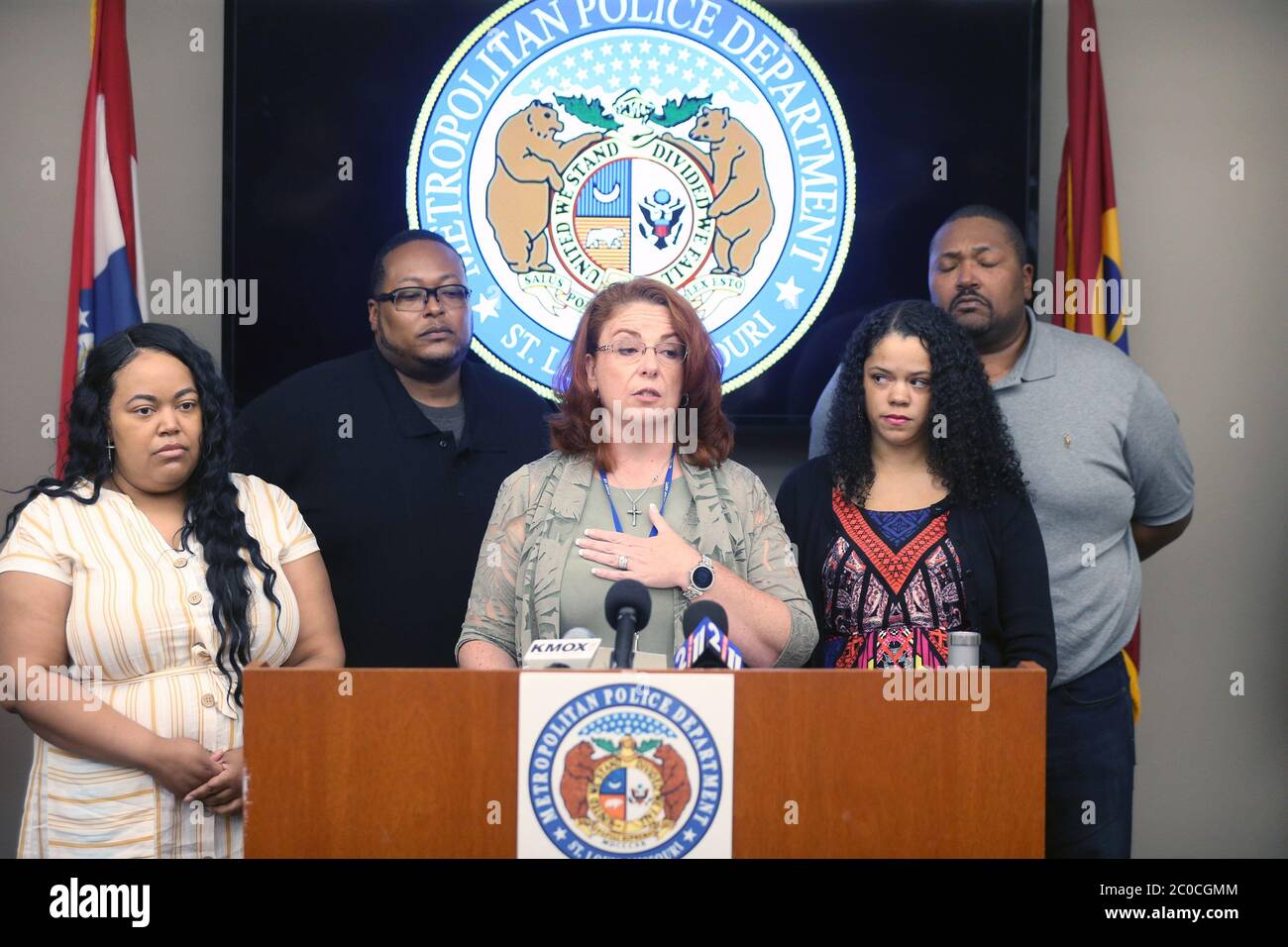 St. Louis, USA. Juni 2020. Sgt. Ann Dorn, Witwe des pensionierten St. Louis Metropolitan Police Captain David Dorn, sammelt ihre Gedanken, wie sie mit ihren erwachsenen Kindern steht, eine Erklärung an Reporter in St. Louis Police Headquarters, in St. Louis am Donnerstag, 11. Juni 2020. Dorn wurde am 2. Juni erschossen, als er auf einen Alarm in einem Pfandhaus reagierte, wo er als Sicherheitsmann diente. Kredit: UPI/Alamy Live Nachrichten Stockfoto