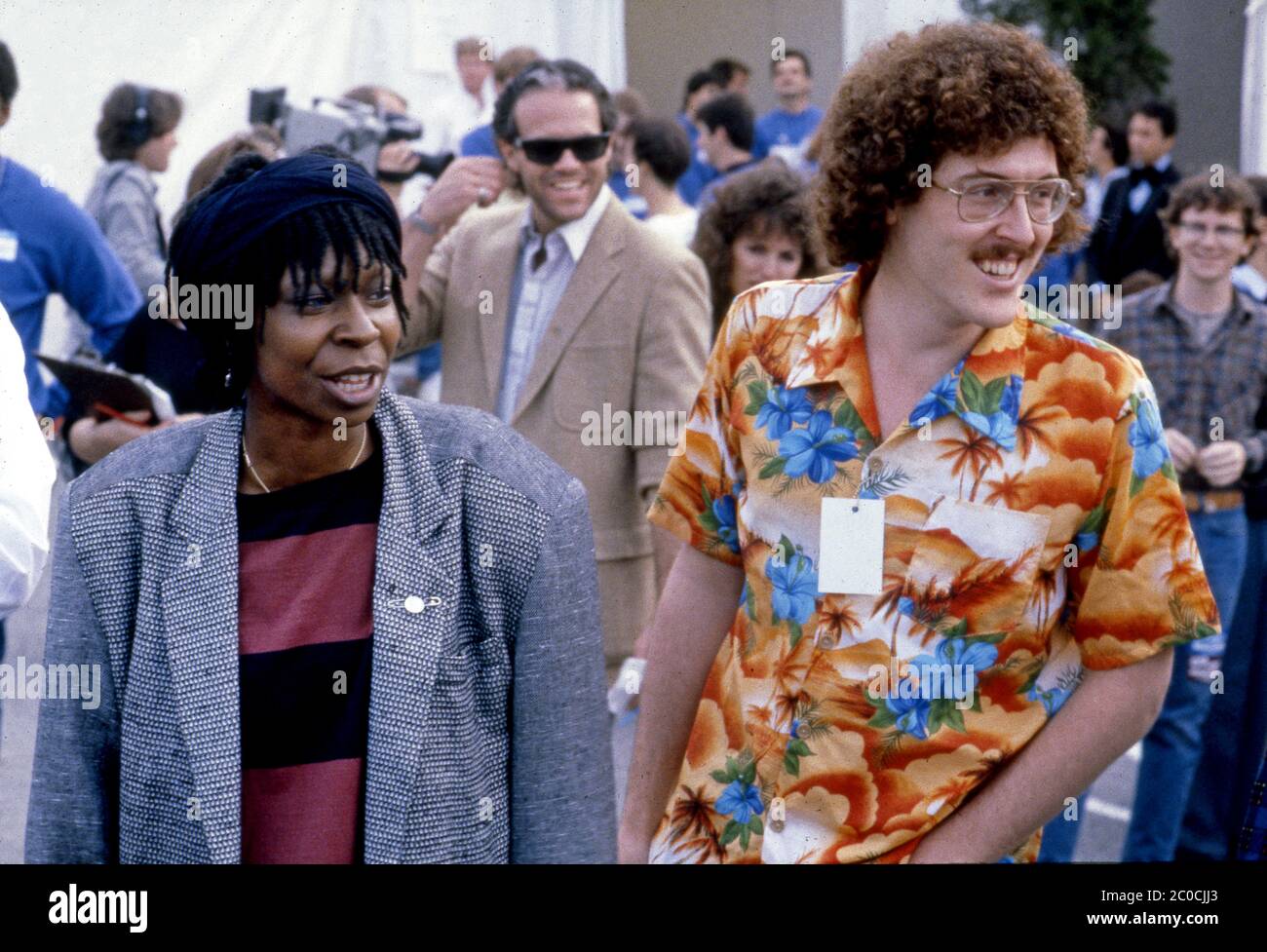 Whoopi Goldberg und Weird Al Yankovic hinter der Bühne bei Comic Relief Taping im Universal Amphitheater in Los Angeles, CA Stockfoto