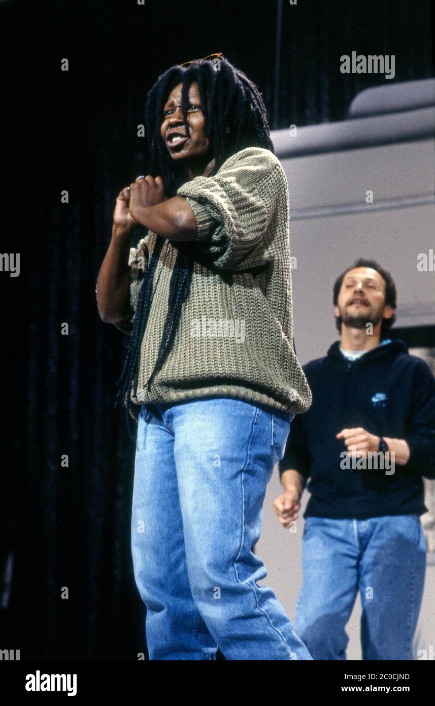 Whoopi Goldberg mit Billy Crystal im Hintergrund Proben für Comic Relief Stockfoto