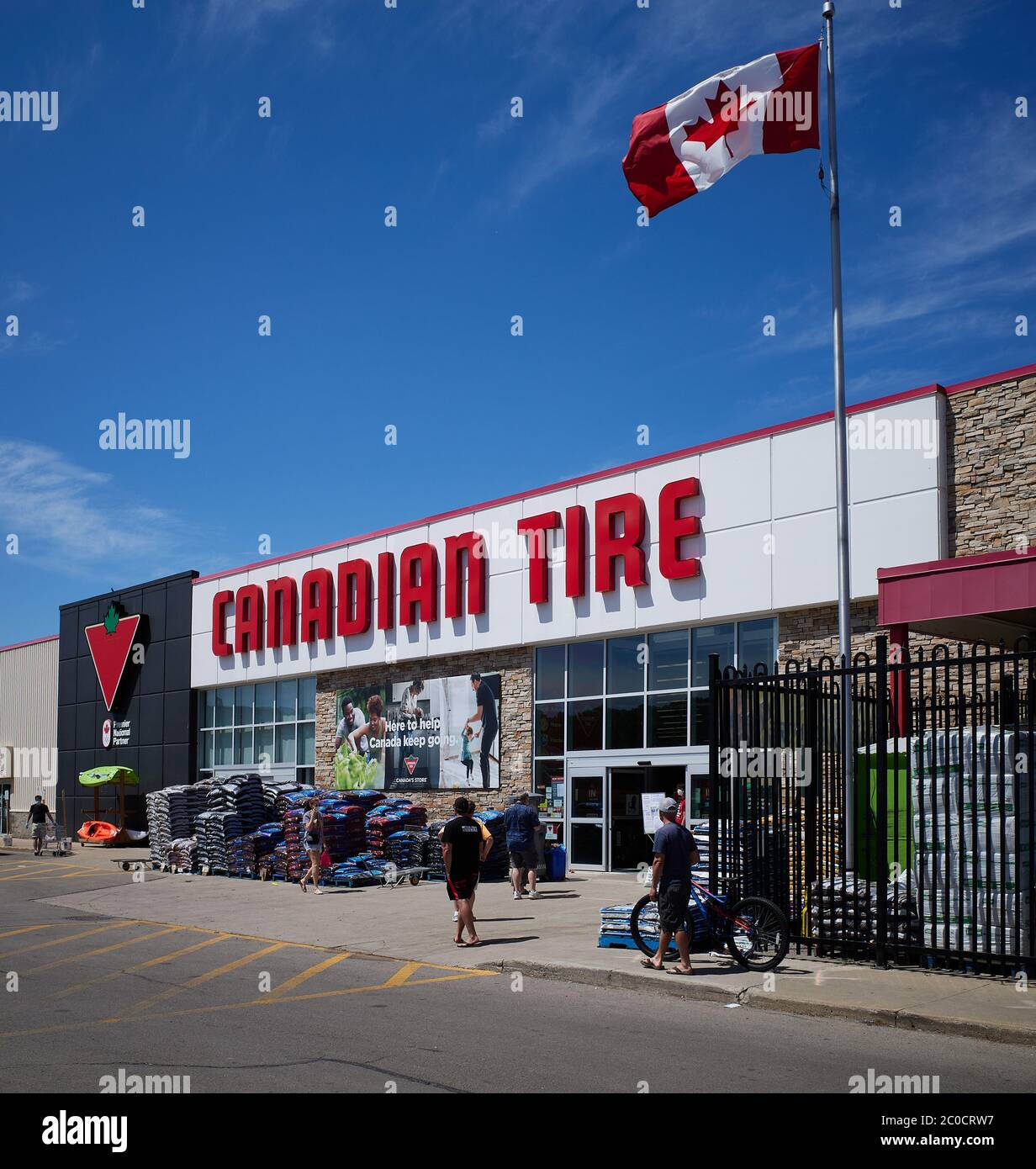 Canadian Tire Sore Front mit Candian Flagge mit rotem Ahornblatt fliegen stolz über diesem kanadischen Unternehmen Symbol. Stockfoto
