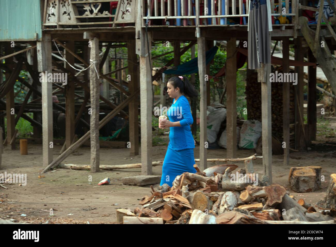 Eine junge, indigene, ethnische Cham-Frau, die in ihrem Dorf in der Nähe von Chau Doc, Südvietnam, spazierengeht. Stockfoto