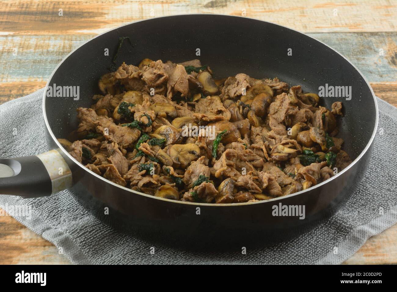Kochen geschnittenes Rindfleisch, Spinat und Pilze für mexikanische Lebensmittel Füllung in Bratpfanne Stockfoto