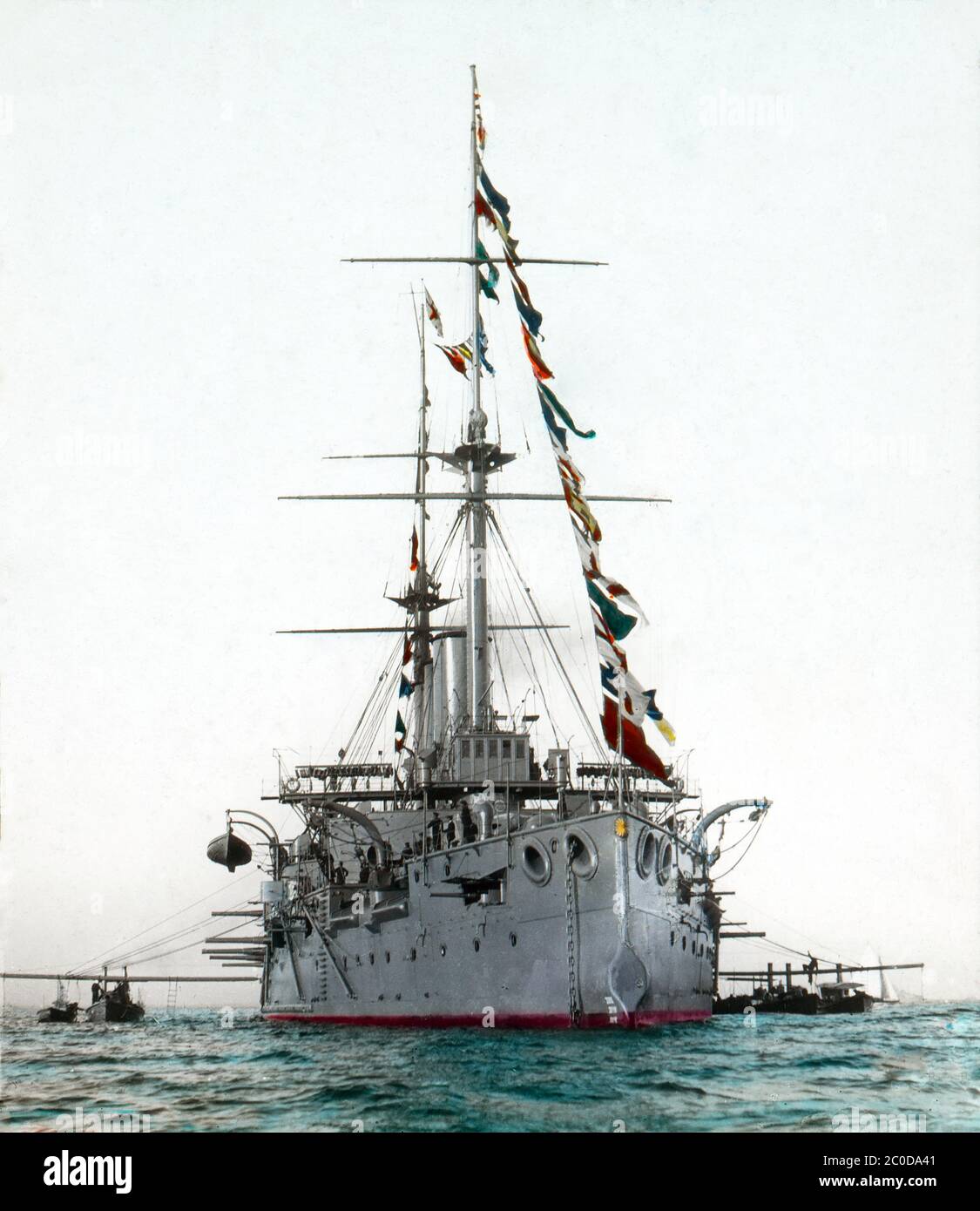 [ 1900er Japan - Japanisches Schlachtschiff Shikishima ] - Kaiserliche japanische Marine vor Dreadnought Schlachtschiff Shikishima vor Anker in Yokohama, Präfektur Kanagawa für die imperiale Marine-Überprüfung am 23. Oktober 1905 (Meiji 38) feiert den Sieg des Landes im Russisch-Japanischen Krieg (1904-1905). An der Marineextravaganza nahmen rund 146 Kriegsschiffe und zwölf große Transportschiffe Teil, die zum japanischen Vorbild für Flottenmanöver wurden. Vintage-Glasrutsche aus dem 20. Jahrhundert. Stockfoto