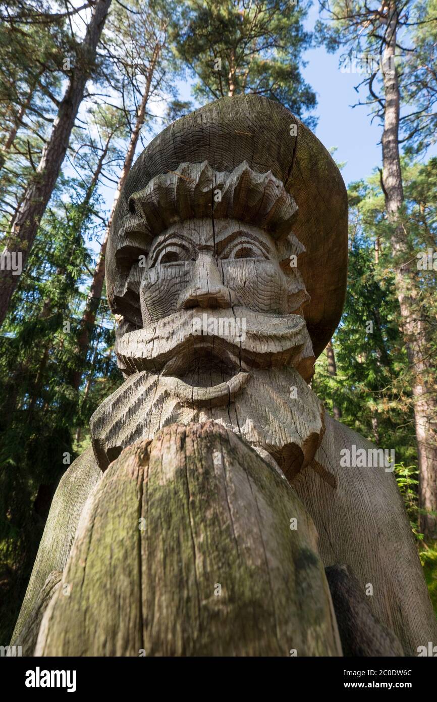 Eine der amüsanten, handgeschnitzten, folkloristyartigen Holzskulpturen im Hexenpark. In Juodkrantė, Kurische Nehrung, Litauen Stockfoto