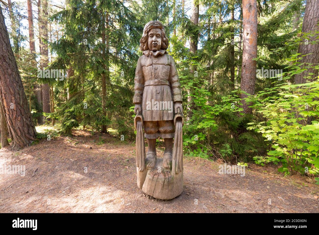 Eine der amüsanten, handgeschnitzten, folkloristyartigen Holzskulpturen im Hexenpark. In Juodkrantė, Kurische Nehrung, Litauen Stockfoto