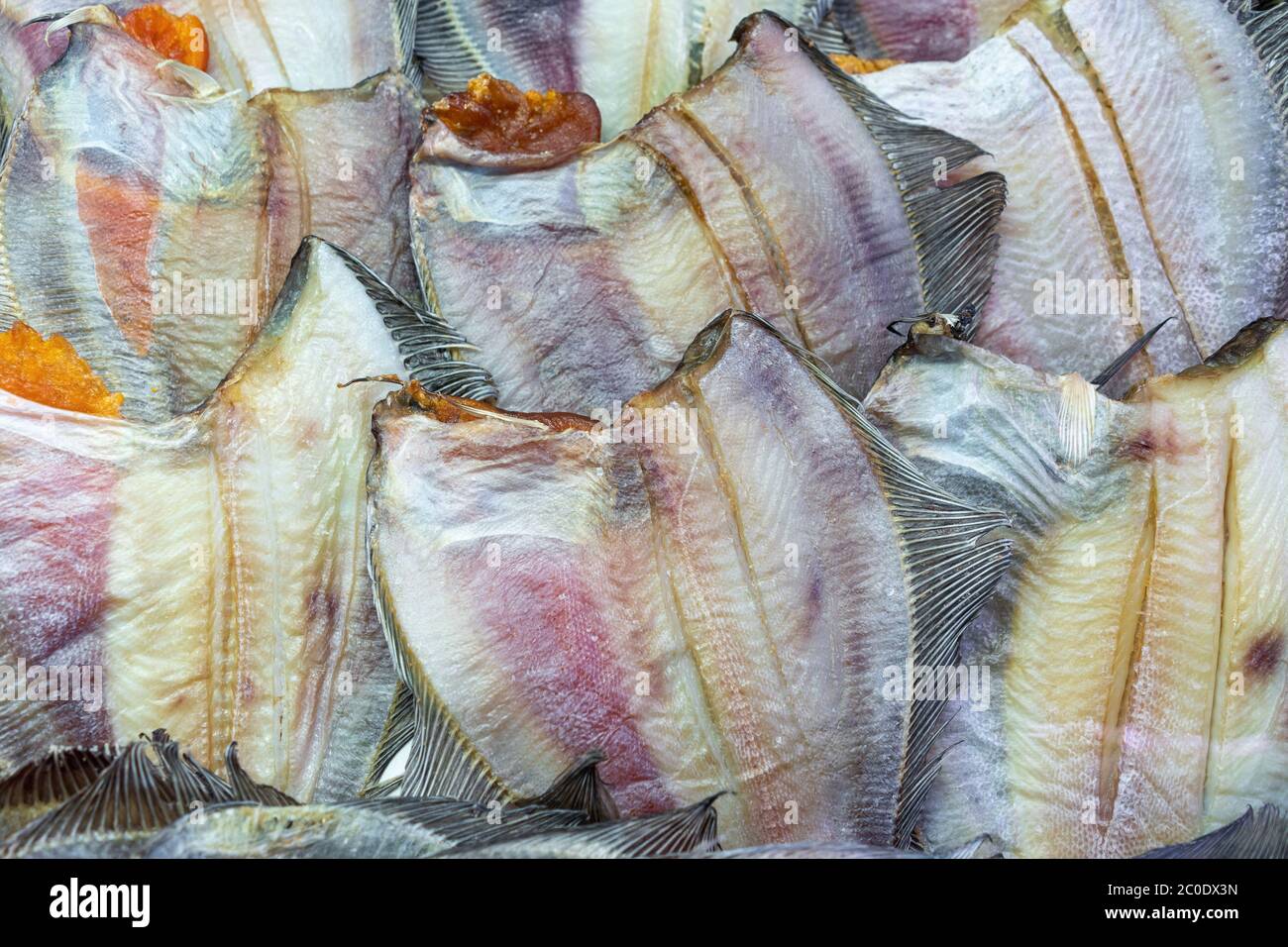 Viele gesalzene getrocknete Fische Meeresscholle. Hintergrund der Gruppe Plattfisch mit Kaviar. Stock Fisch Asiatische Delikatessen Küche als Vorspeise. Nahaufnahme flach liegend Stockfoto