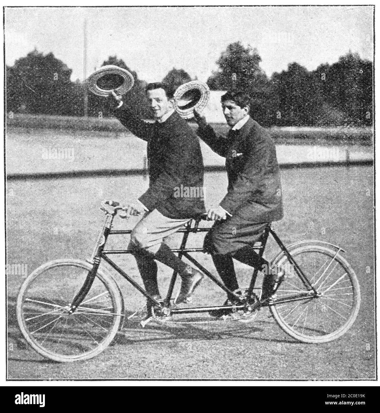 Paul Muendner und Willy Arend im Tandem. Illustration des 19. Jahrhunderts. Weißer Hintergrund. Stockfoto