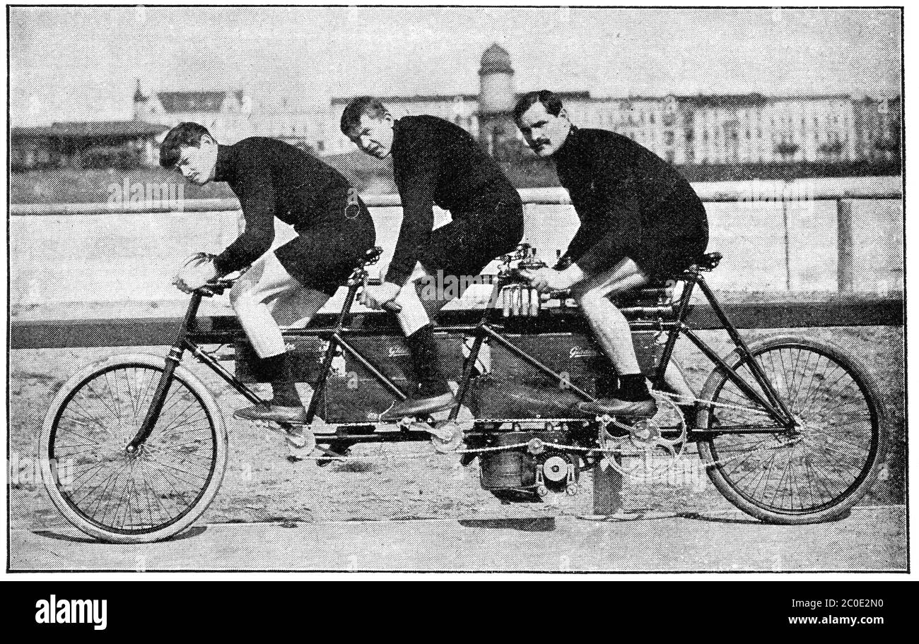 Motor Triplett Fahrrad. Illustration des 19. Jahrhunderts. Weißer Hintergrund. Stockfoto
