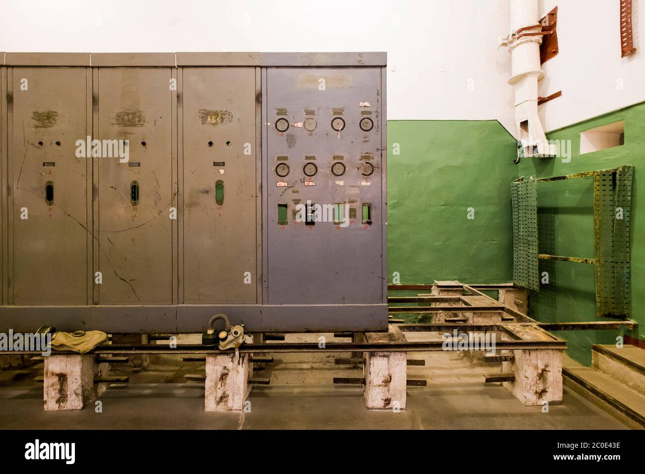 Ein ausgenutete Stromkasten im Elektroraum. Im Museum des Kalten Krieges in Plokštinė, Litauen. Stockfoto