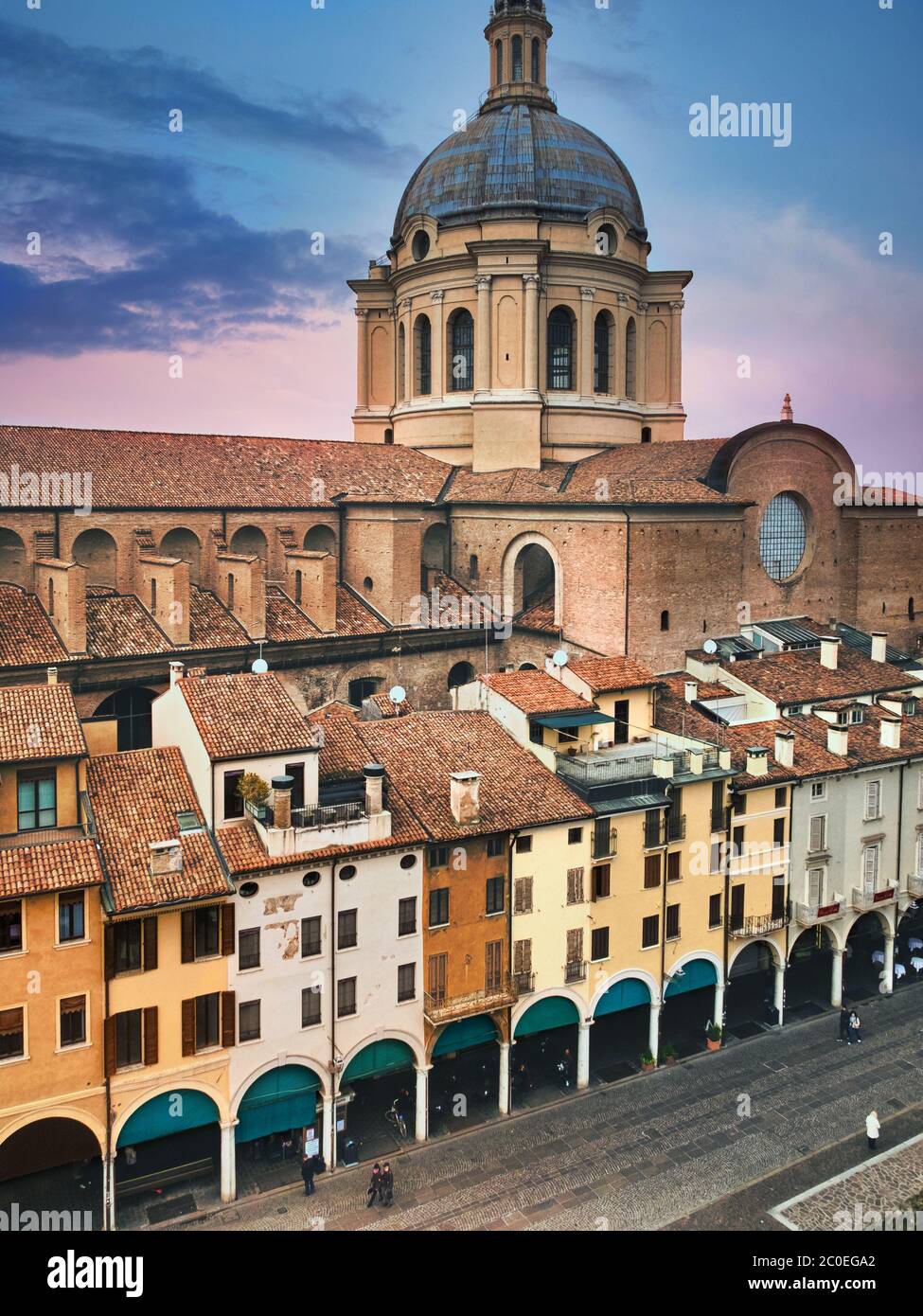 Mantua, Lombardei, Italien. Blick auf die Piazza delle Erbe im historischen Stadtzentrum. Der Platz ist von wichtigen mittelalterlichen Denkmälern umgeben. Stockfoto