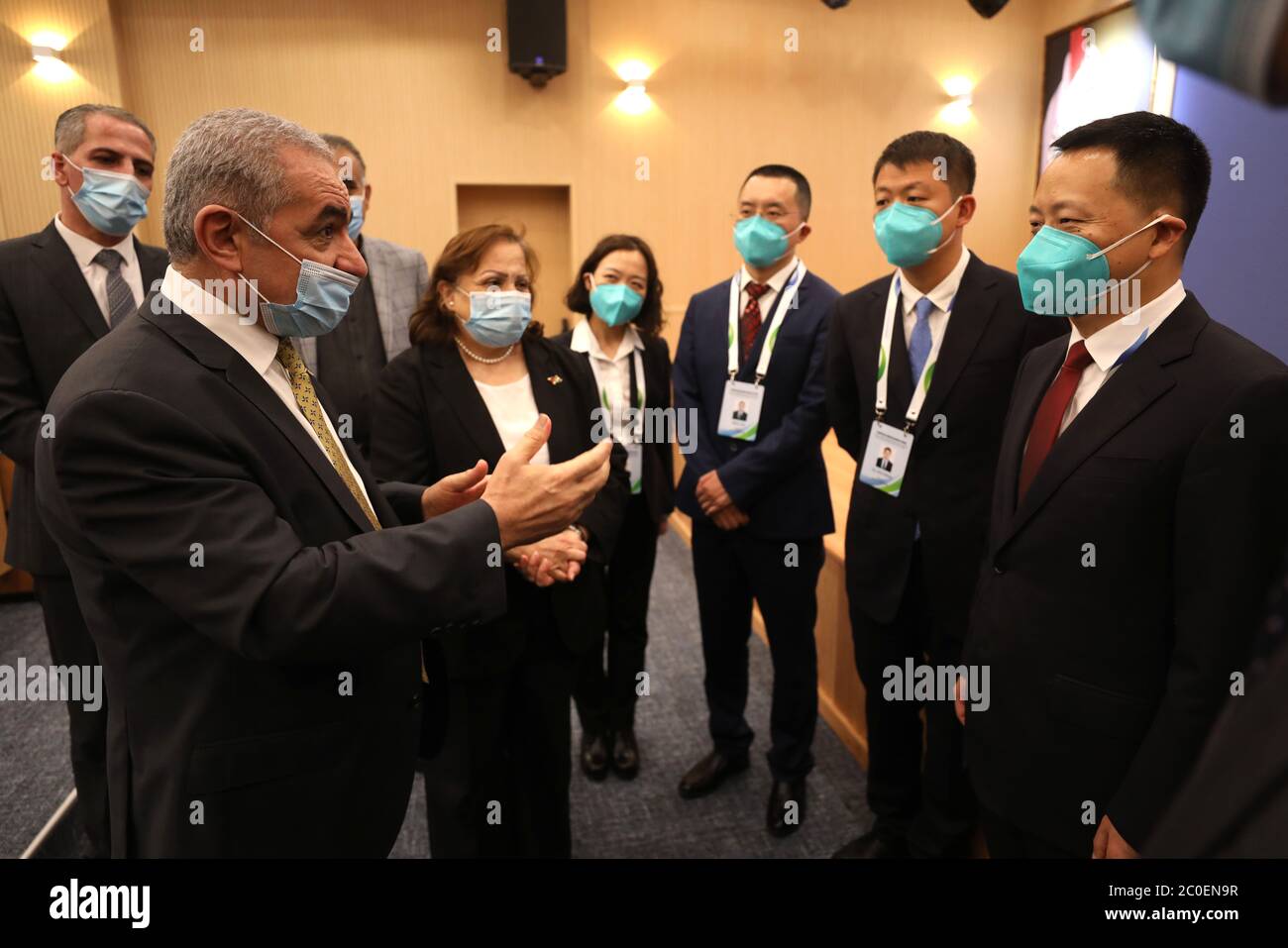 (200612) -- RAMALLAH, 12. Juni 2020 (Xinhua) -- der palästinensische Ministerpräsident Mohammad Ishtaye (Front) trifft sich am 11. Juni 2020 in der Stadt Ramallah im Westjordanland mit dem chinesischen Expertenteam. Ein chinesisches Expertenteam für medizinische Versorgung, das am Mittwoch in Palästina eintraf, wurde von der chinesischen Gesundheitskommission mit den von der Chongqing Municipal Health Commission ausgewählten Mitgliedern zusammengestellt. Das Team besteht aus Experten aus verschiedenen Bereichen, wie Atemwegs- und Infektionskrankheiten, traditionelle chinesische Medizin, Epidemiologie und Krankenpflege. Sie planten, eine Reihe von Sitzungen abzuhalten Stockfoto