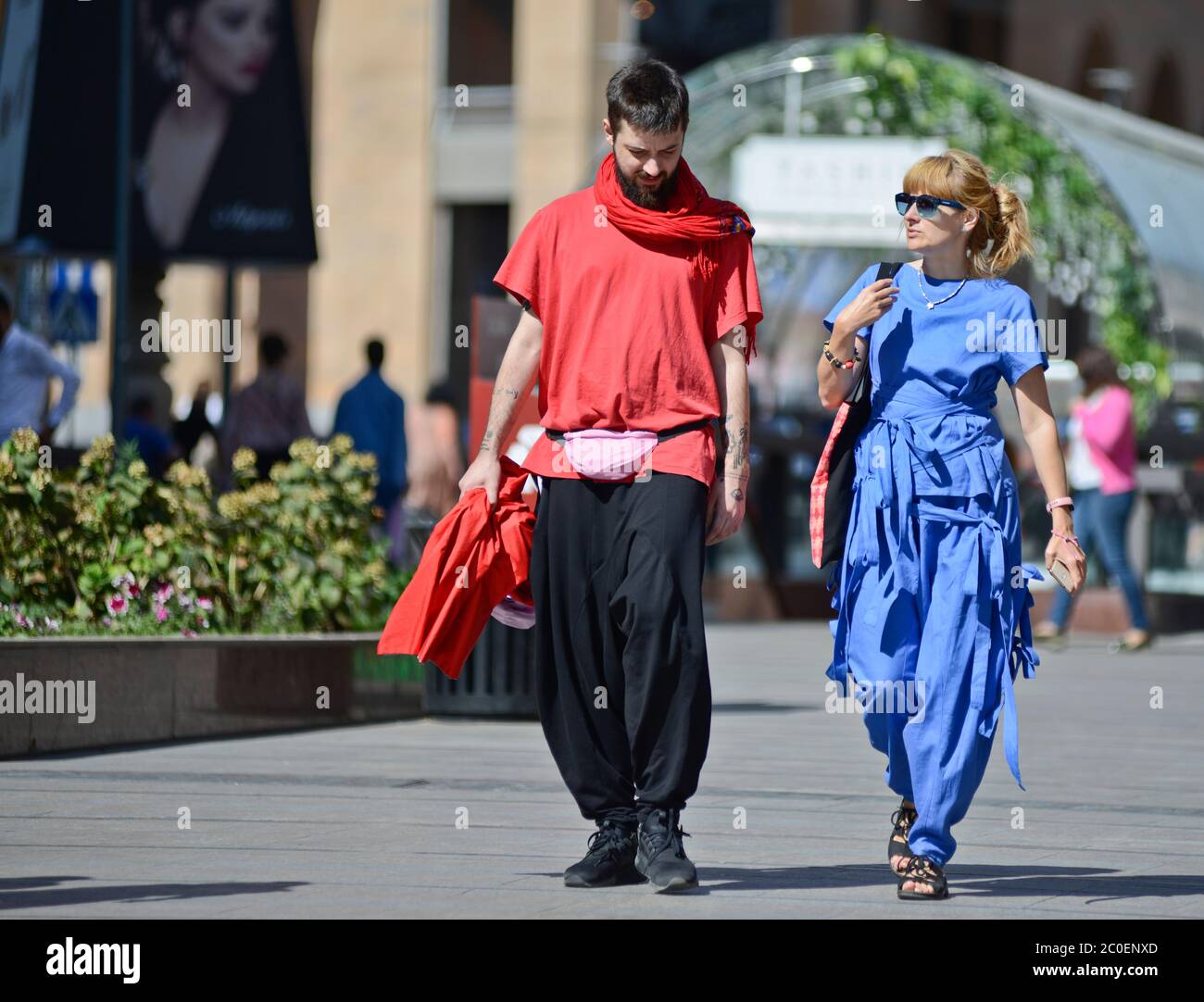 Armenischer Mann und Frau, die in der nördlichen Avenue, Jerewan, Armenien, spazieren gehen Stockfoto