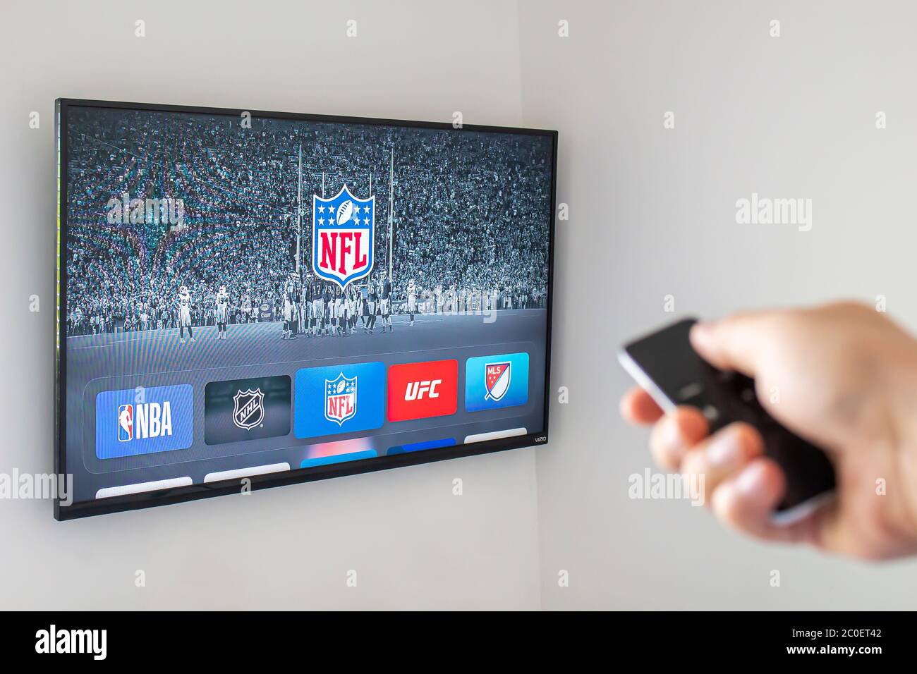 Calgary, ab, Kanada. Juni 11, 2020. Eine Person, die eine Apple tv-Fernbedienung mit der NFL-Anwendung verwendet. Konzept American Football ansehen. Stockfoto