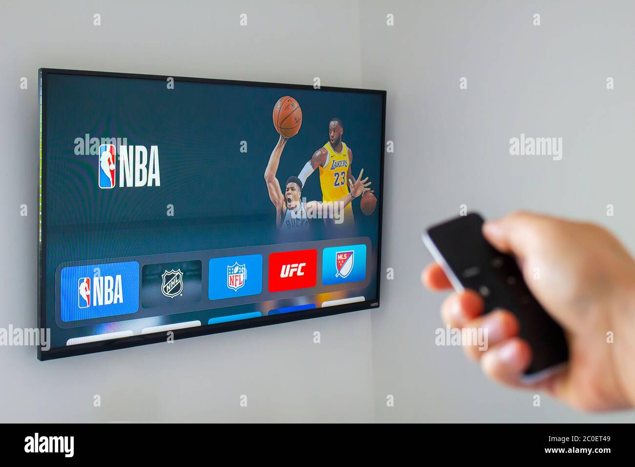 Calgary, ab, Kanada. Juni 11, 2020. Eine Person, die eine Apple tv-Fernbedienung mit der NBA-Anwendung verwendet. Konzept, amerikanischen Basketball zu beobachten. Stockfoto