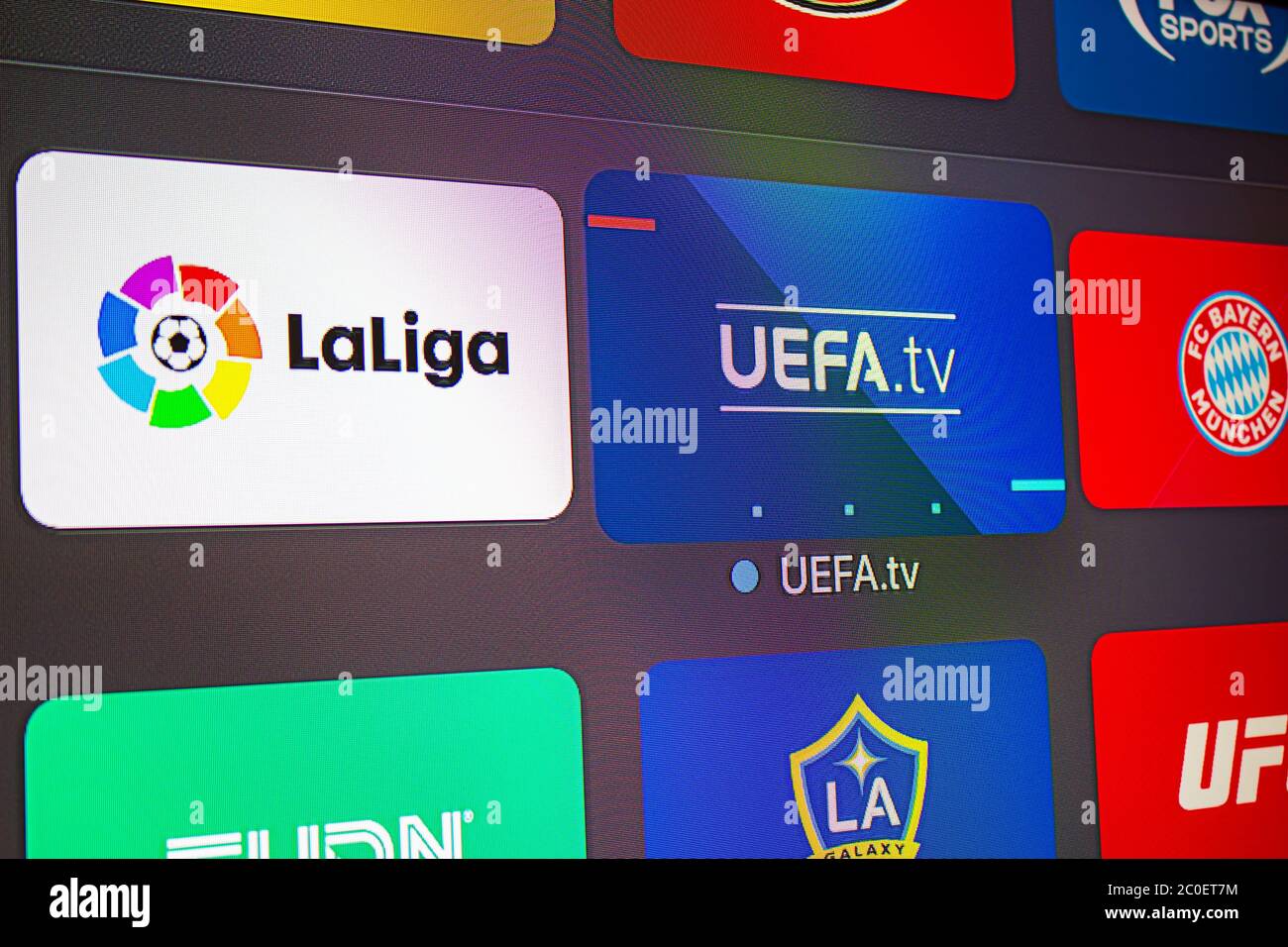 Calgary, ab, Kanada. Juni 11, 2020. Nahaufnahme eines Apple tv mit der UEFA und la Liga Anwendung. Konzept Fußball ansehen europäischen Fußball. Stockfoto