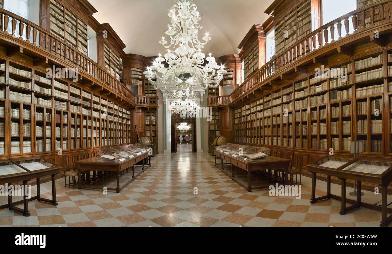 Mantua, Lombardei, Italien. Die Teresianische Bibliothek wurde 1780 mit den Reformen der österreichischen Kaiserin Maria Therese geboren. Es enthält wertvolle alte Bücher. Stockfoto