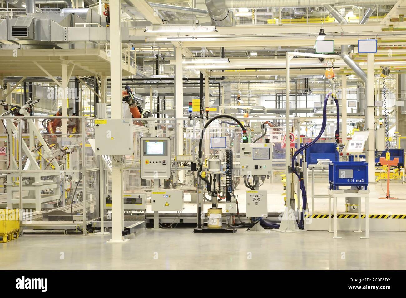 Teil des Schweißens in einer großen Automobilfabrik Stockfoto