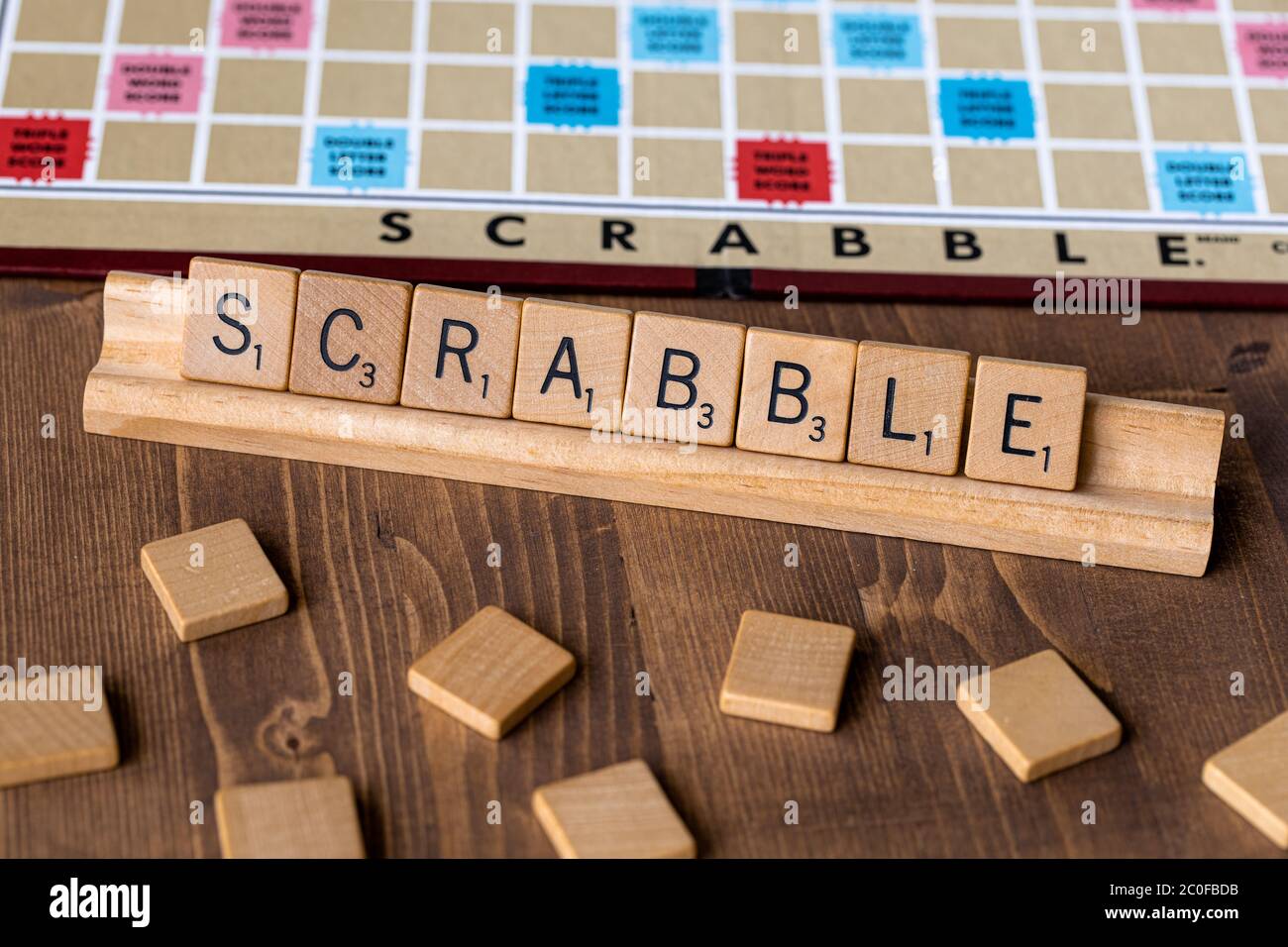 Scrabble Brettspiel mit der Scrabble Fliese Schreibweise "Scrabble" auf der Tischplatte Stockfoto