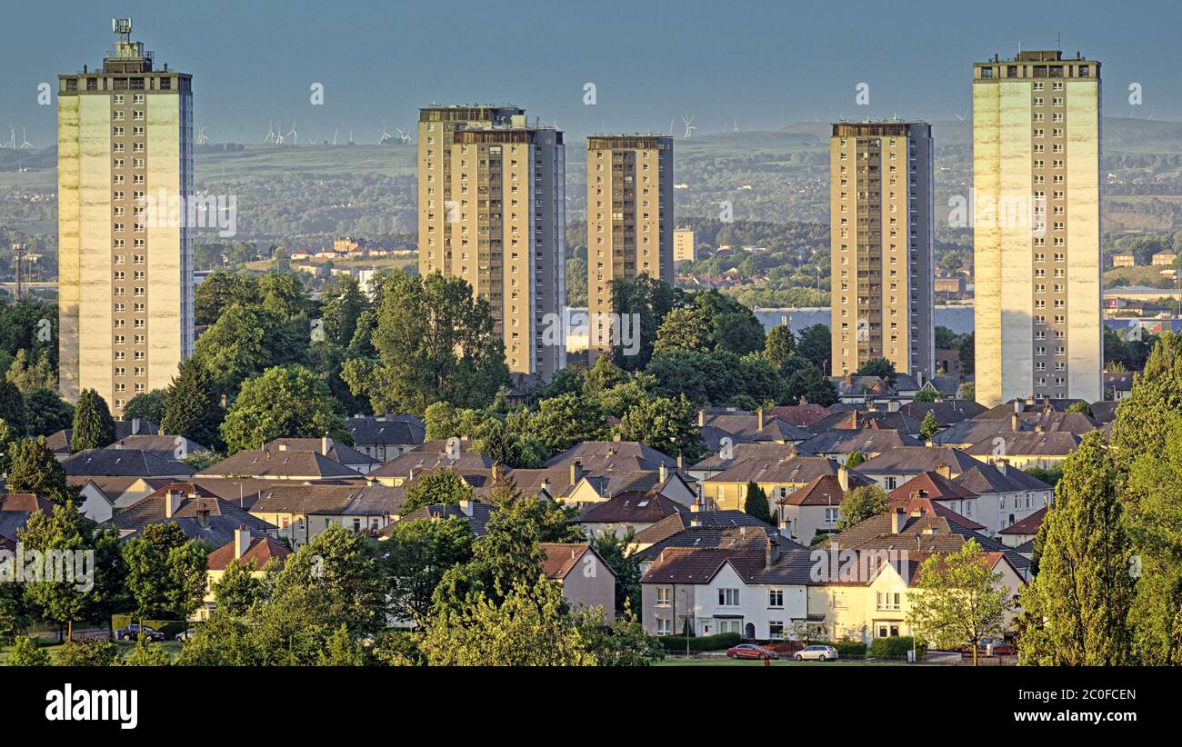 Glasgow, Schottland, Großbritannien 12. Juni 2020: Sonniger Start, als die Morgenröte die Sonne über den Türmen von Scotstoun im Süden der Stadt ausließ. Quelle: Gerard Ferry/Alamy Live News Stockfoto