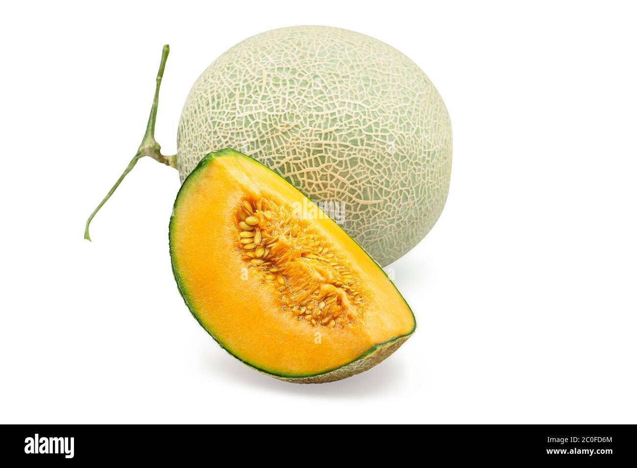 Bio japanische Cantaloup Melone und ein Viertel auf weißem isolierten Hintergrund mit Clipping Pfad. Reife orange Cantaloup Melone haben süßen Geschmack und saftig Stockfoto