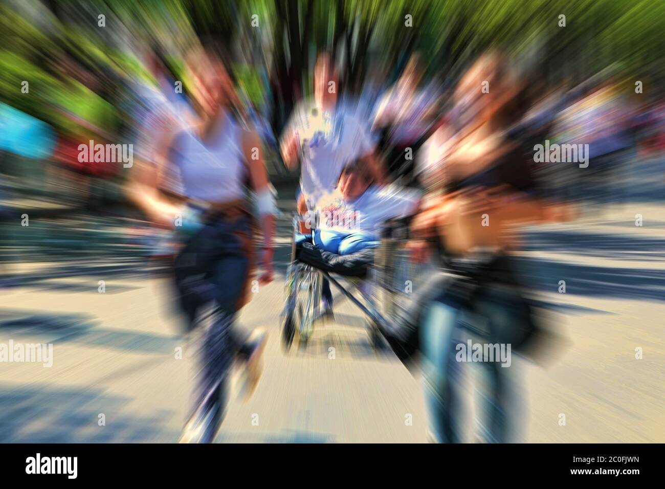 Abstrakter Hintergrund. Marathon mit der Teilnahme von behinderten Personen im Rollstuhl - Bewegung verschwommenes Bild. Stockfoto