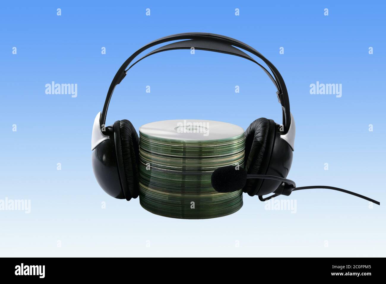 Kopfhörer- und cd-Sammlung auf Gradient als Hintergrund Stockfoto