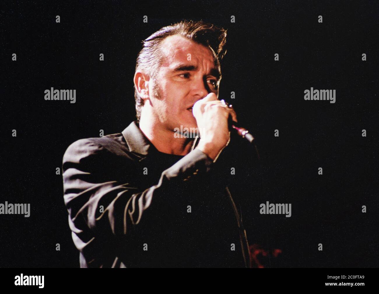 03. Juni 2020 - Morrissey zeigte seine Solidarität mit Black Lives Matter auf Twitter mit dem Hashtag #TheShowMustBePaused, um den Blackout Tuesday der Musikcommunity zu unterstützen. Während einige von Morrisseys Fans seine Solidarität lobten, kritisierten andere den Tweet wegen seiner oft umstrittenen politischen Ansichten in der Vergangenheit. Datei Foto: Morrissey tritt 2000 auf der Bühne im Hamilton Place Theater, Hamilton, Ontario, Kanada. (Bild: © Brent Perniac/AdMedia über ZUMA Wire) Stockfoto