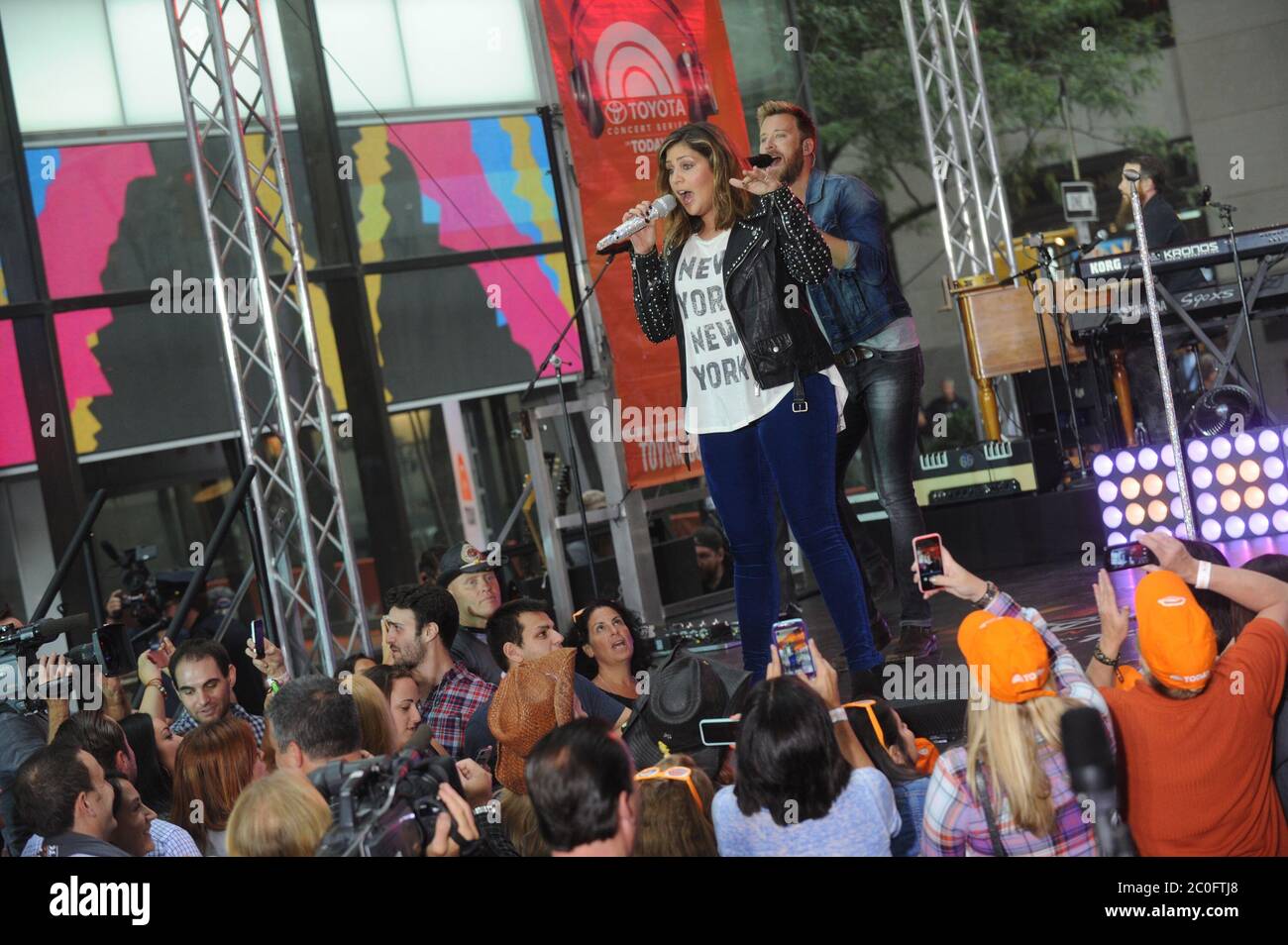 Manhattan, Vereinigte Staaten Von Amerika. Dezember 2008. NEW YORK, NY - SEPTEMBER 30: Charles Kelley, Hilary Scott und Dave Haywood spielen auf NBC's "Today" bei der NBC's TODAY Show am 30. September 2014 in New York, New York Lady A ist eine amerikanische Country-Musik-Gruppe, die 2006 in Nashville, Tennessee gegründet wurde. Die Gruppe besteht aus Hillary Scott, Charles Kelley und Dave Haywood Menschen: Hillary Scott, Charles Kelley, Dave Haywood Kredit: Storms Media Group/Alamy Live News Stockfoto