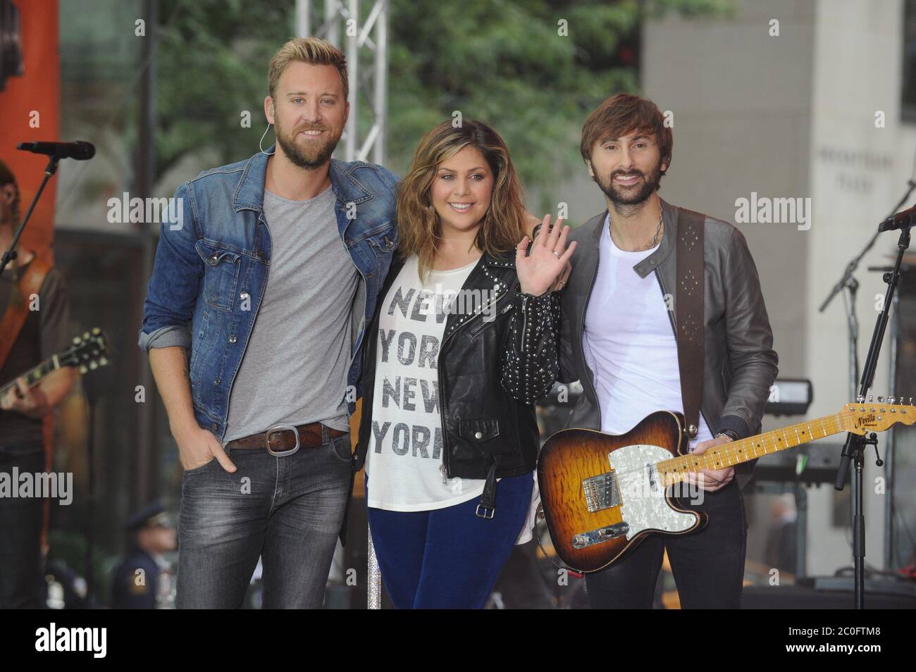 Manhattan, Vereinigte Staaten Von Amerika. Dezember 2008. NEW YORK, NY - SEPTEMBER 30: Charles Kelley, Hilary Scott und Dave Haywood spielen auf NBC's "Today" bei der NBC's TODAY Show am 30. September 2014 in New York, New York Lady A ist eine amerikanische Country-Musik-Gruppe, die 2006 in Nashville, Tennessee gegründet wurde. Die Gruppe besteht aus Hillary Scott, Charles Kelley und Dave Haywood Menschen: Hillary Scott, Charles Kelley, Dave Haywood Kredit: Storms Media Group/Alamy Live News Stockfoto