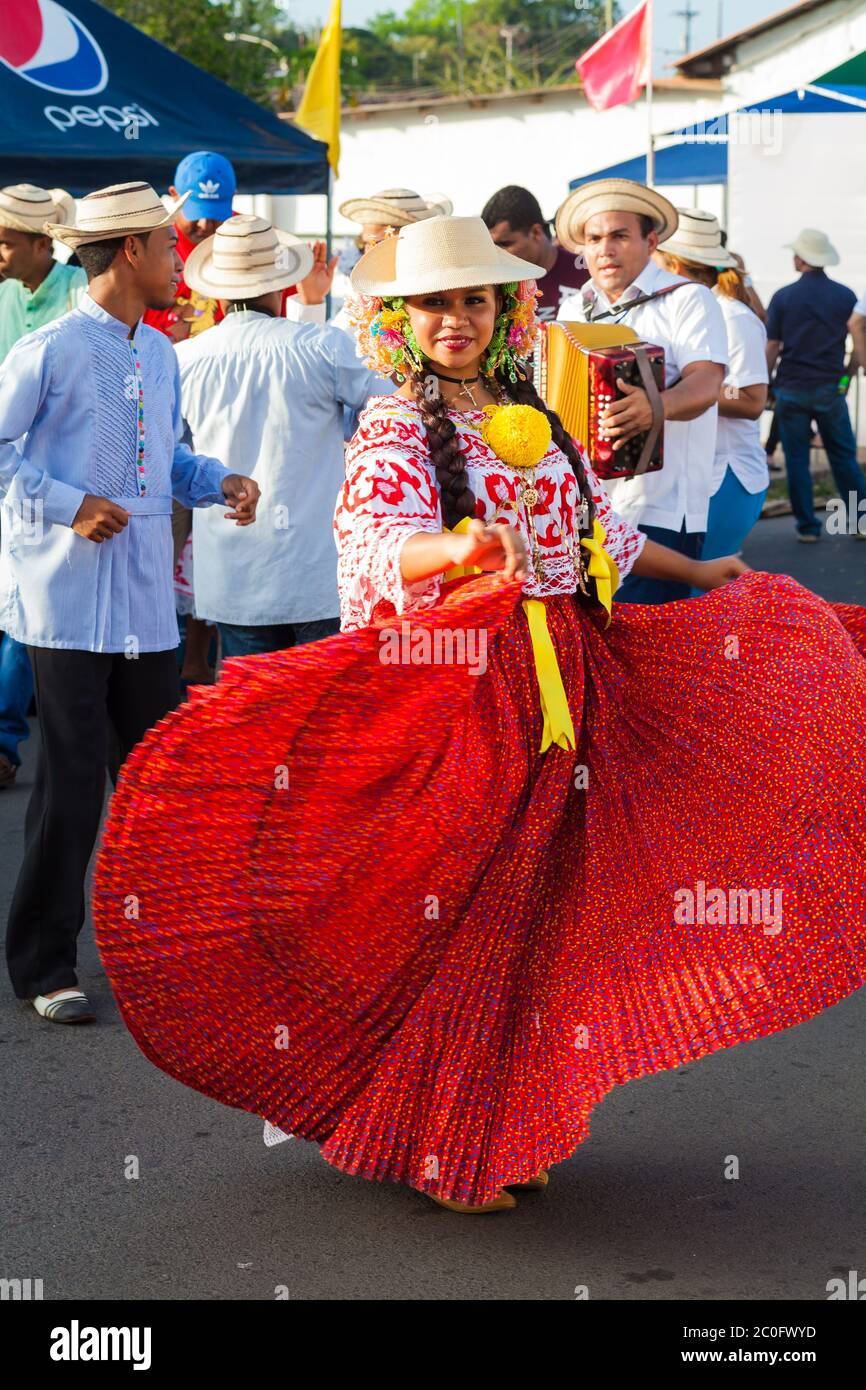 Mädchen in pollera gekleidet in der 'El Desfile de las Mil Polleras' (tausend polleras), Las Tablas, Provinz Los Santos, Republik Panama. Stockfoto