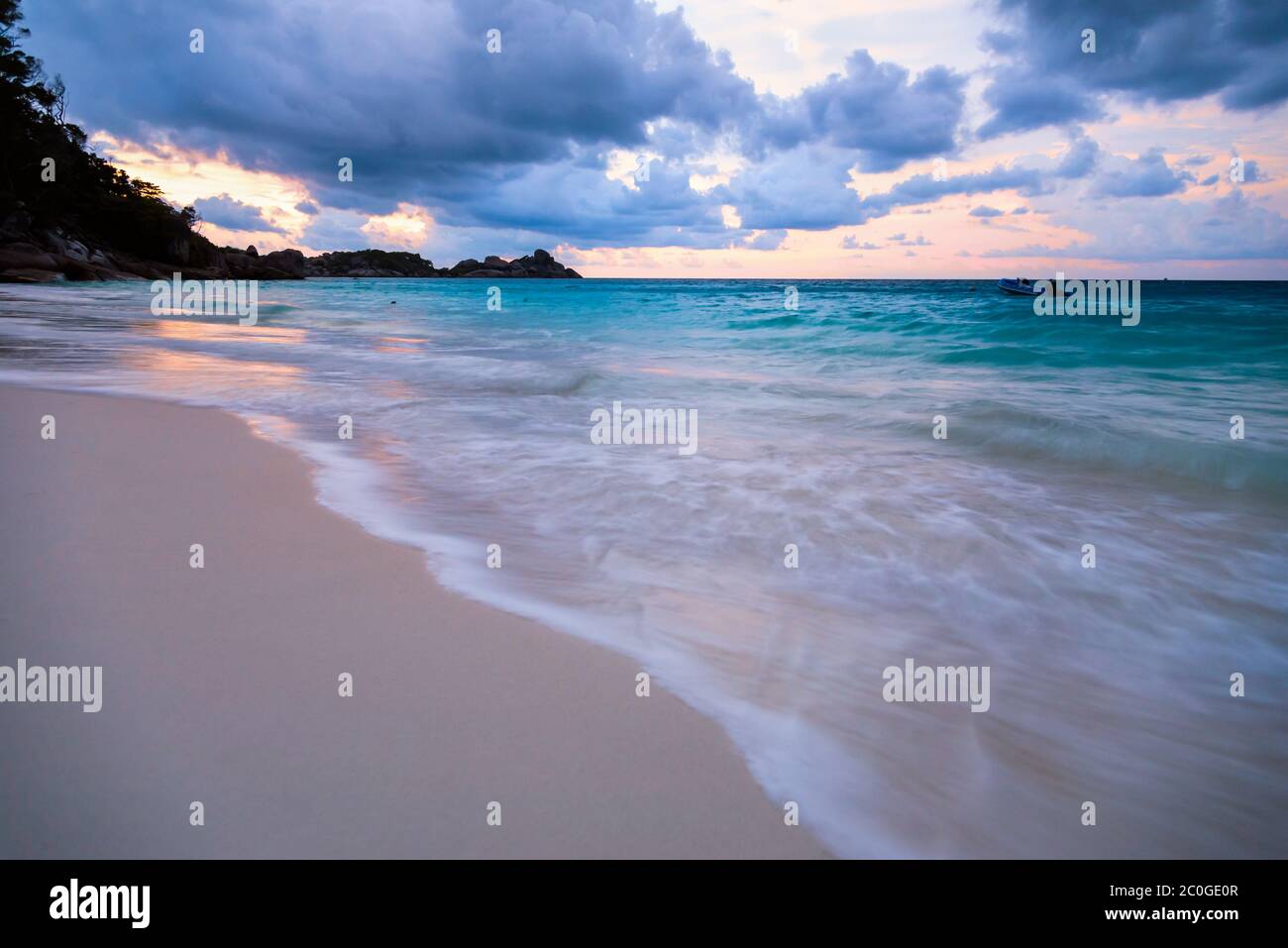 Strand und Meer Sonnenuntergang auf Koh Miang Thailand Stockfoto