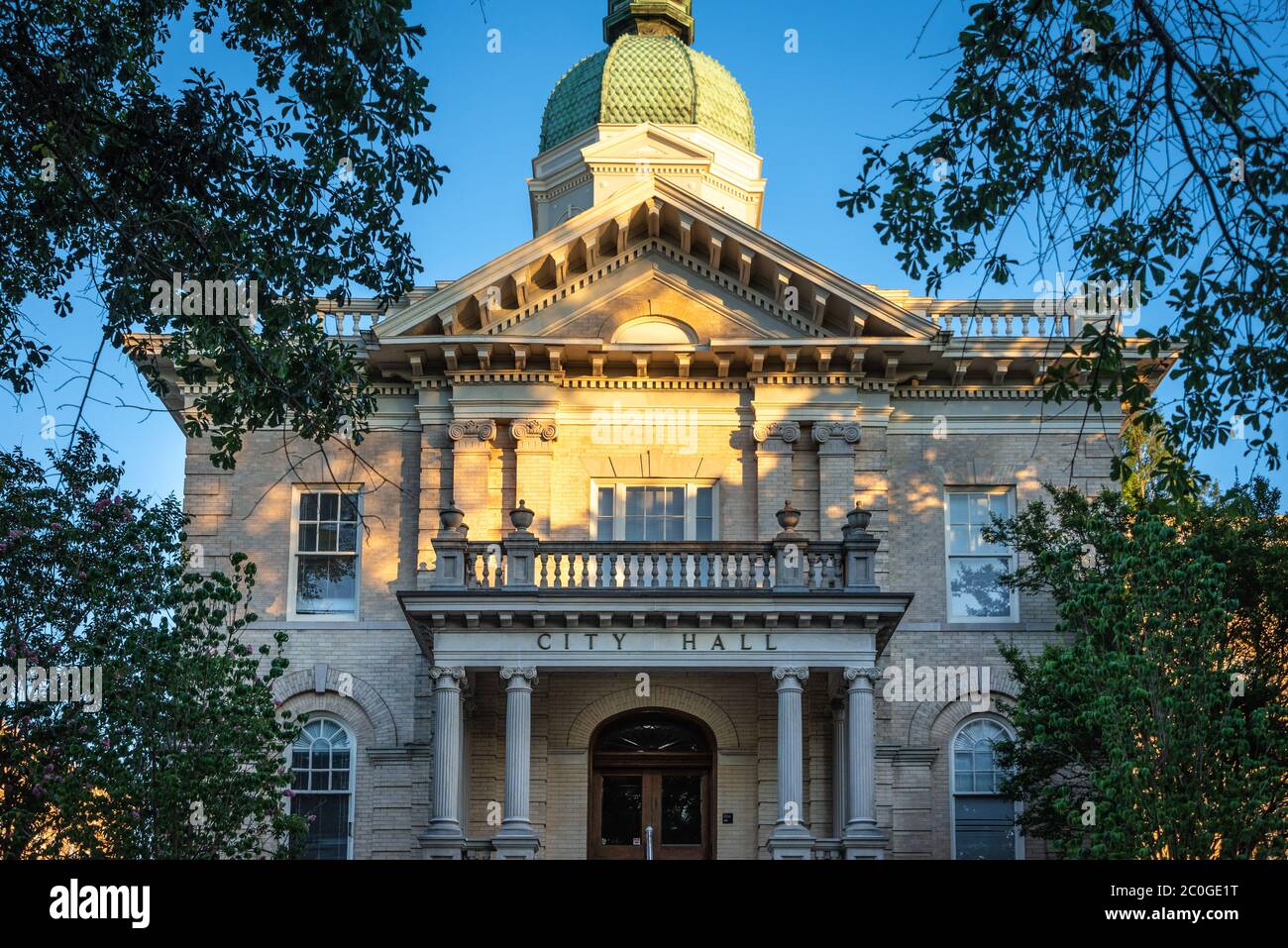 Athens-Clarke County City Hall Gebäude in Athen, Georgia bei Sonnenuntergang. (USA) Stockfoto